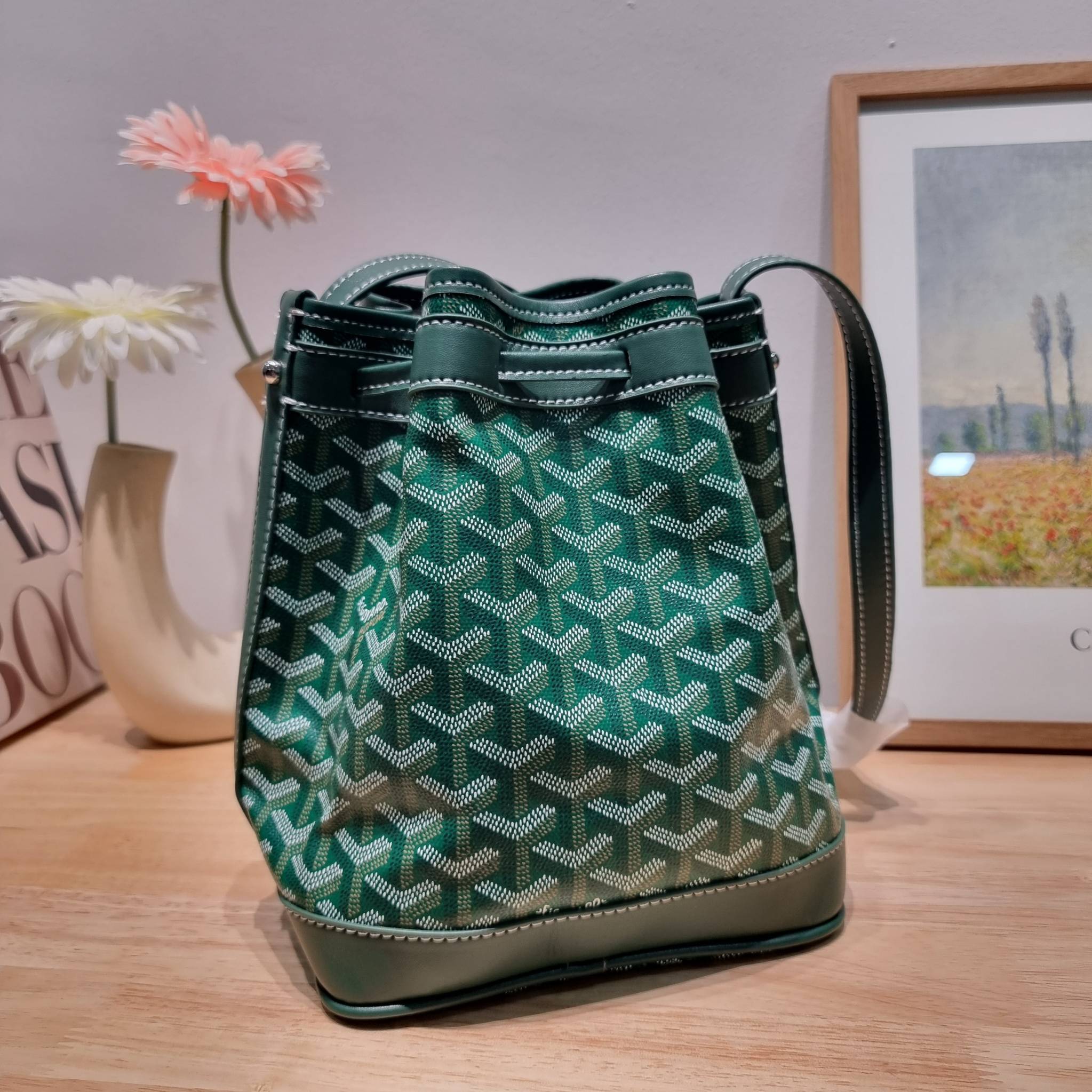 GOYARD PETITE FLOT BUCKET BAG กระเป๋าสะพายทรงบัคเก็ต ที่ดีไซน์สะดวกต่อชีวิตมาก รูปทรงคลาสสิค ดีไซน์เป็นเอกลักษณ์ สดใสทุกสี ดูผู้ดีในตัว วัสดุหนังแคนวาสพิมพ์ลายสวยคม ปากกระเป๋ารูดเปิด-ปิดได้ตามชอบ ภายในเป็นช่องโล่ง ใส่กระเป๋าสตางค์ มือถือ ได้ครบถ้วน มาพร้อ