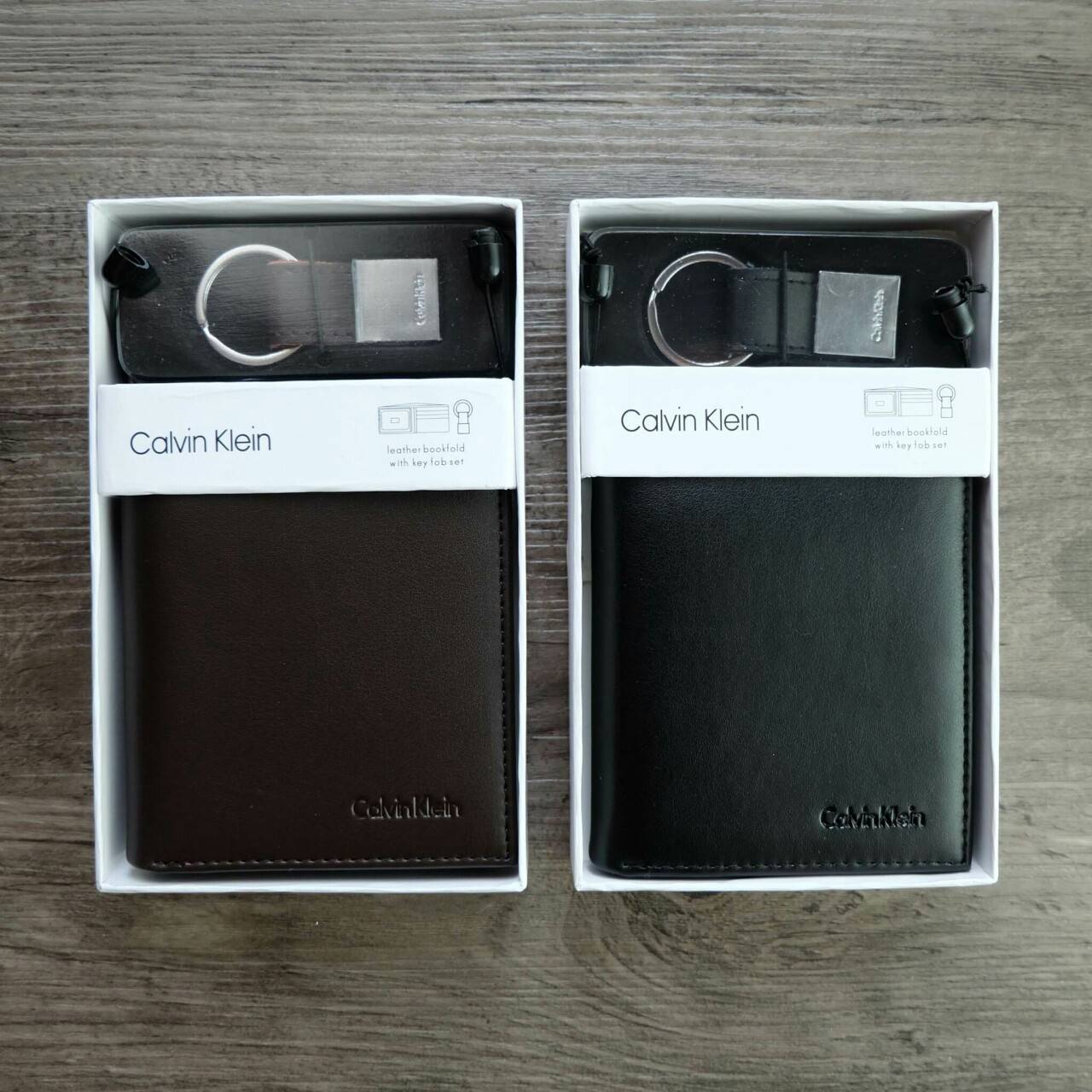 Calvin Klein Leather Bookfold with Key Fob Set (Vertical) กระเป๋าสตางค์ใบสั้น Set แนวตั้ง สุดคุ้ม มอบให้เป็นของขวัญหรือใช้เองก็แนะนำค่ะ