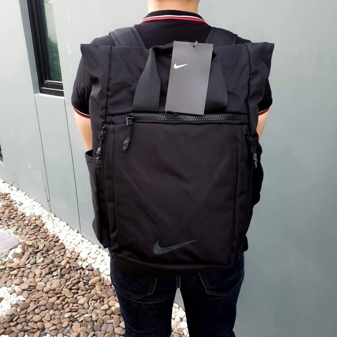 กระเป๋าเป้ใบใหญ่ Nike อะไหล่สีดำด้านหน้ามีโลโก้แบรนด์สีดำทั้งใบ ด้านหน้ามีช่องซิปใหญ่จุของได้เยอะมาก