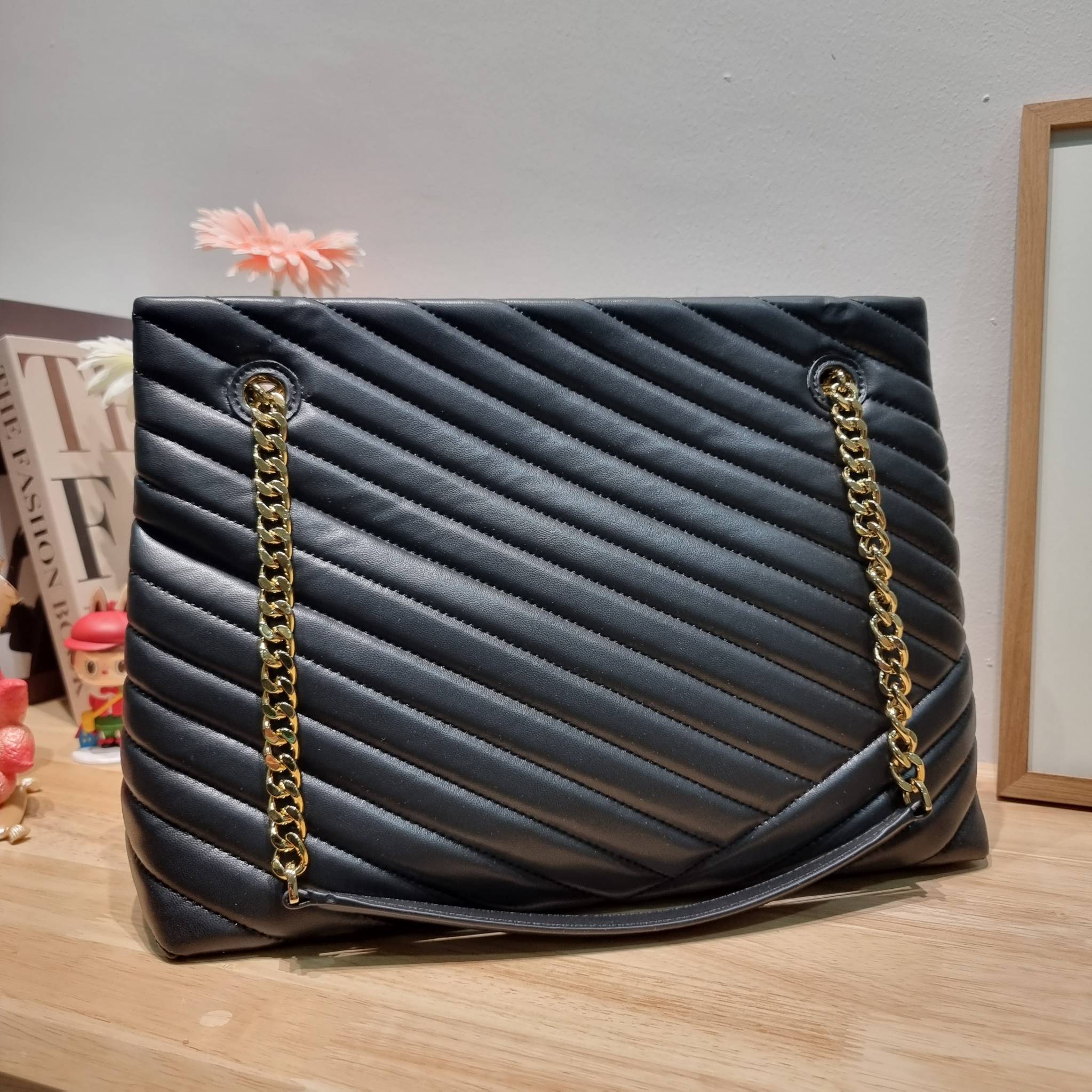 TORY BURCH KIRA CHEVRON TOTE กระเป๋าสะพายรุ่นที่ใครๆก็ต้องมี กับทรงโท้ทไซส์ใหญ่ ใช้ยังไงก็ดูหรู ดีไซน์เฉพาะตัว วัสดุหนังสัมผัสนิ่ม