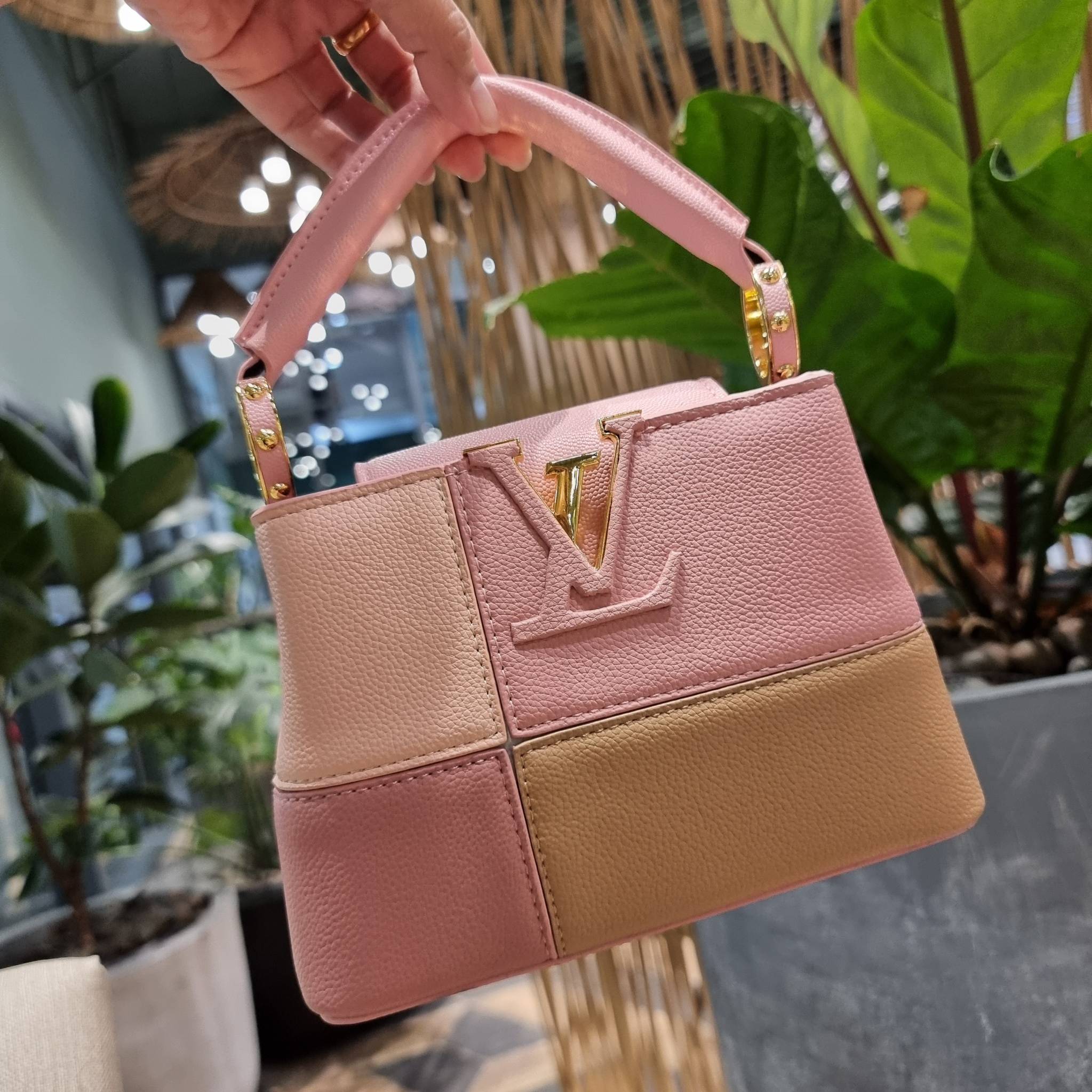 LV capucines mini top handle VIP ที่สุดของความสวยในราคาเบาๆ กระเป๋าถือสุดหรู ดีไซน์ทรงคลาสสิค ที่รอบนี้มาในไซส์มินิ ดีงามม้ากกกก!! มาพร้อมหูจับในตัว ด้วยรูปทรงวินเทจและวัสดุหนังลูกวัว ขับผิว ทำให้ไอเท็มนี้สะกดทุกสายตาจริงๆ และยังมีลูกเล่นที่ฝาปิดกระเป๋า ท
