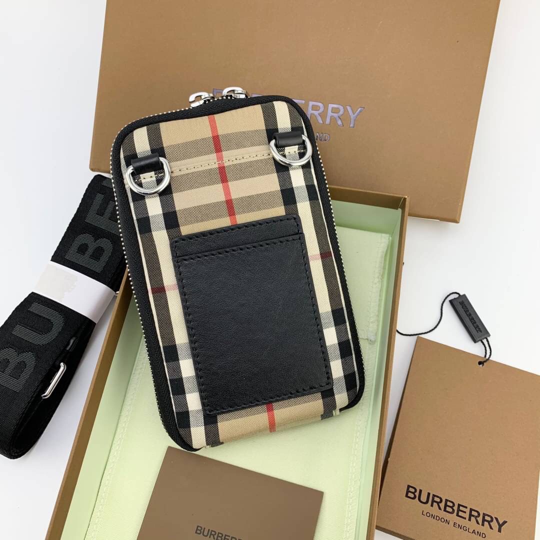 พรีเมี่ยมกิ๊ฟแท้ 💯% 】BURBERRY RYAN SMARTPHONE BAG (Unisex Small Shoulder bag) กระเป๋าใส่โทรศัพท์และของจุกจิกเล็กๆ ด้านหลังมีช่องใส่บัตร งานหนังแท้