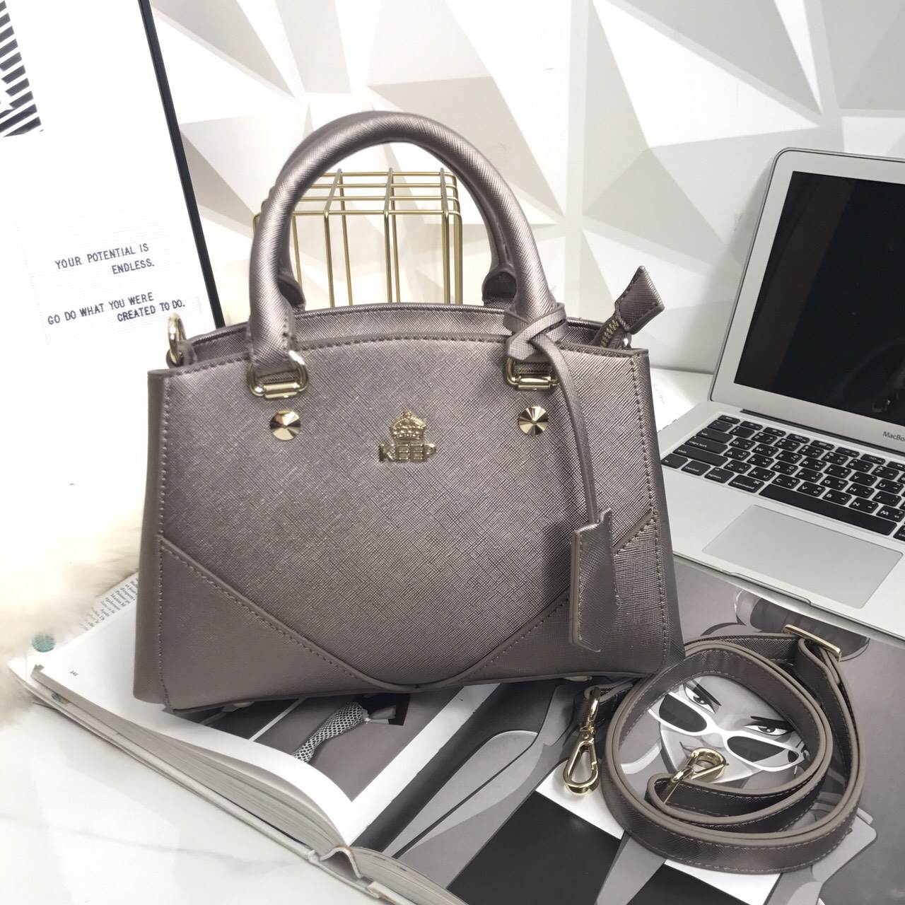 รุ่นขายดีที่สุด 👍 จากแบรนด์ KEEP รุ่น Elegance รอบนี้เข้ามา 2 size ให้เลือกเลยค่า **จุดเด่นที่ >หนังคุณภาพ ลายหนัง saffiano > ถือสะพายเข้าง่ายกับทุกชุด >ทรงสวยมากคะ ขนากกระเป๋ากำลังดีคะ ใส่ กปต ยาว มือถือได้ทุกรุ่น > มีช่องย่อยแบ่งเก็บ