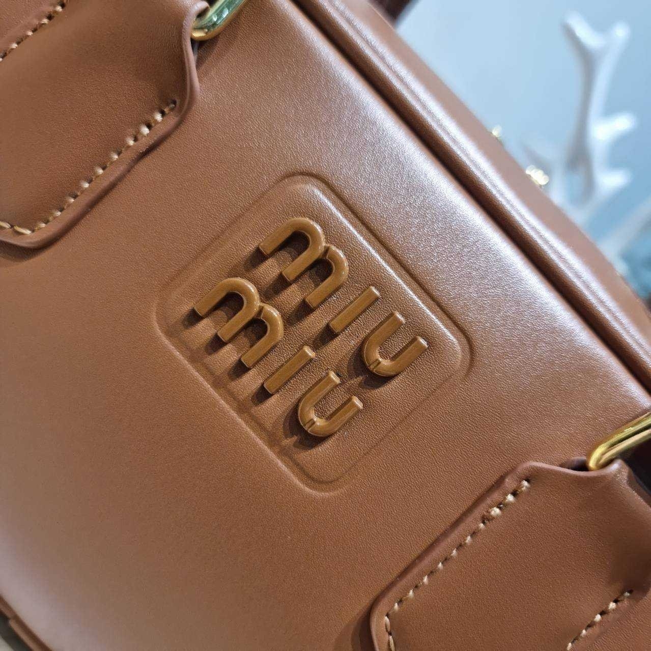 MIU MIU ARCADIE LEATHER BAG M, Geniş 27cm กระเป๋าถือ/สะพายสุดชิค น่ารักๆเก๋ๆ ดีไซน์เรียบแต่มากมีอยู่จริง สวยดูแพง