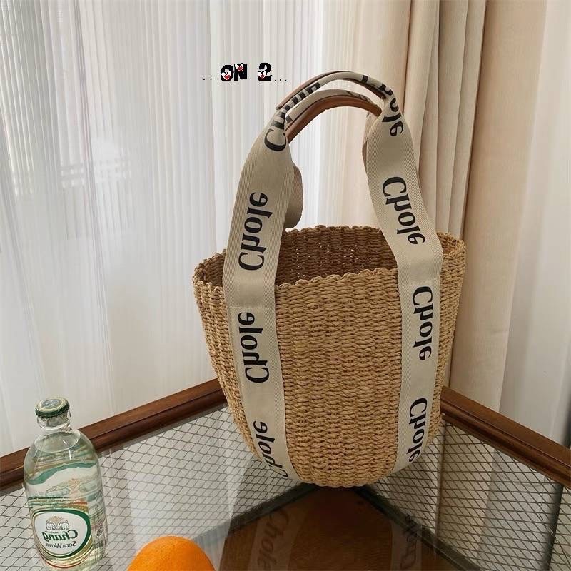 CHLOE small woody basket / Chloe bucket กระเป๋าสะพายสานทรงตะกร้า ใบเล็ก ยอดฮิตติดลมของแบรนด์ ด้วยวัสดุสังเคราห์จากธรรมชาติ สานทอเต็มใบออกมาเป็นลวดลายสวยงาม