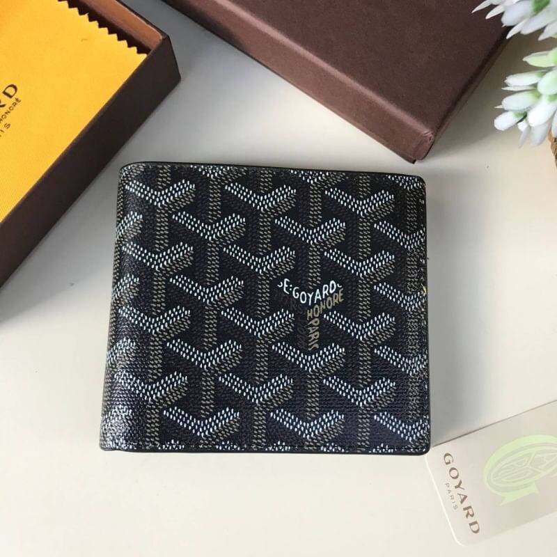 VIP GIFT 】GOYARD Victoire Bifold Wallet กระเป๋าสตางค์ผู้ชายใบสั้น พร้อมส่ง 6 สี พร้อมกล่องสวยหรูน่าใช้มากค่ะ อีกรุ่นที่ยอดขายไม่เคยตก 🤑🤑 ใบจริงดูผู้ดี ดูแพง!! ภายในมีช่องใส่บัตรได้เยอะ ใส่ธนบัตรได้ทุกใบ ห้ามพลาดจร้าา!! ((รุ่นเดินด้ายโทนสีเ