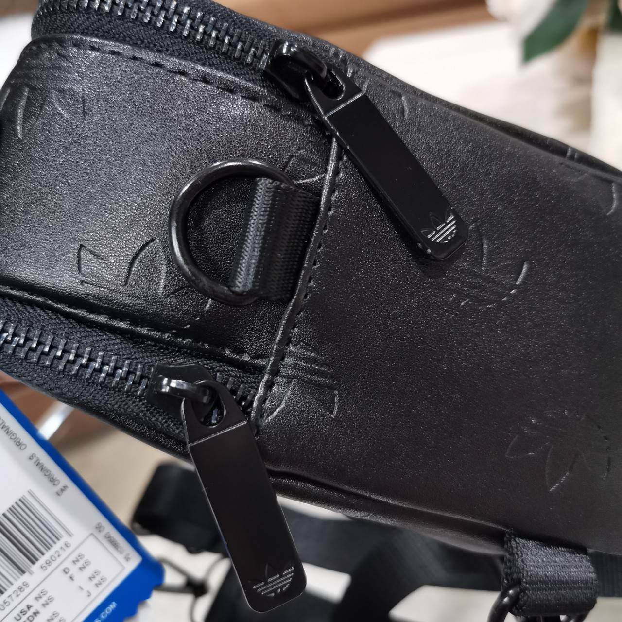 ADIDAS 2WAYS TOP HANDLE BAG กระเป๋าถือเเละสะพายเป้แบบ 2Ways ดีไซน์ทรงเหลี่ยมขนาดกำลังดีิ น้ำหนักเบา วัสดุหนังเรียบสวยสีดำปั้มโลโก้แบรนด์รอบใบ หูจับถนัดมือ มีช่องหลัก2ช่องแยกเป็นสัดส่วน เปิดปิดด้วยซิปสะดวกใช้ หัวซิปแบรนด์ ภายในมีโลโก้ มีสายสะพาย2เส้น สายถอ