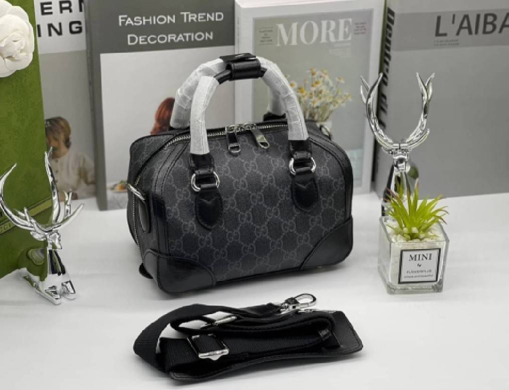 GUCCI Small duffle bag with Interlocking G เกรดออริจินอล กระเป๋าสะพาย กระเป๋าถือทรงหมอนสวยสีดำคลาสสิค วัสดุหนังแคนวาสอย่างดี ใบจริงสวยมาก! เปิด-ปิดกระเป๋าด้วยซิป หัวซิปตัว G อะไหล่สีทอง เลิศ!! ภายในโล่งกว้าง มาพร้อมสายสะพาย ปรับได้ ถอดออกได้ จะถือหรือสะพา