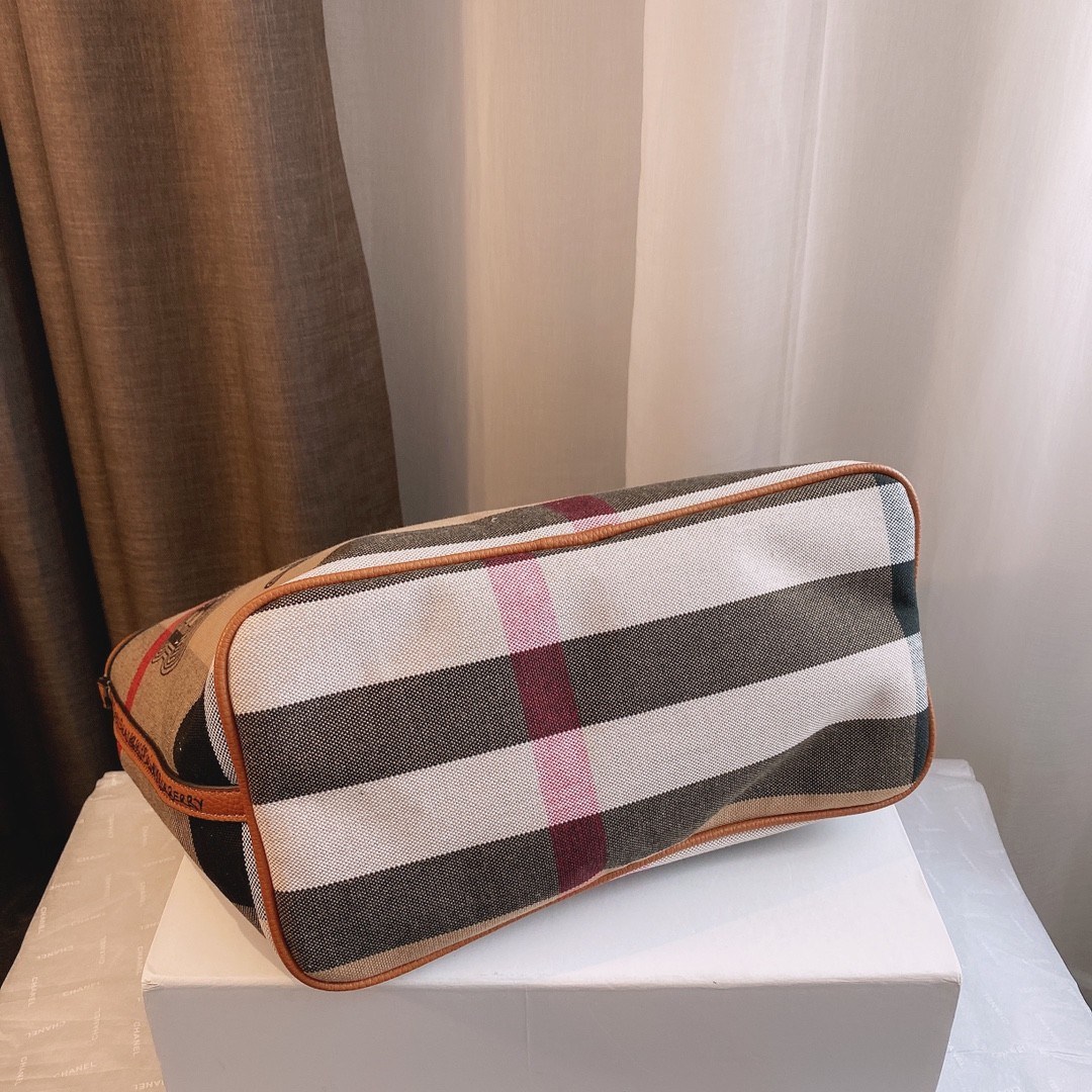 BURBERRY DUO TOTE VINTAGE BAG VIP GIFT WITH PURCHASE (GWP) พรีเมี่ยมกิ๊ฟ Limited Edition จากBURBERRY *ซื้อ1ได้ถึง2ใบ 👏👏 วัสดุหนังCANVAS หูหิ้วหนัง ภายในมีช่องใส่ของโล่งกว้าง สามารถใส่มือถือ ipad ของจุกจิกได้