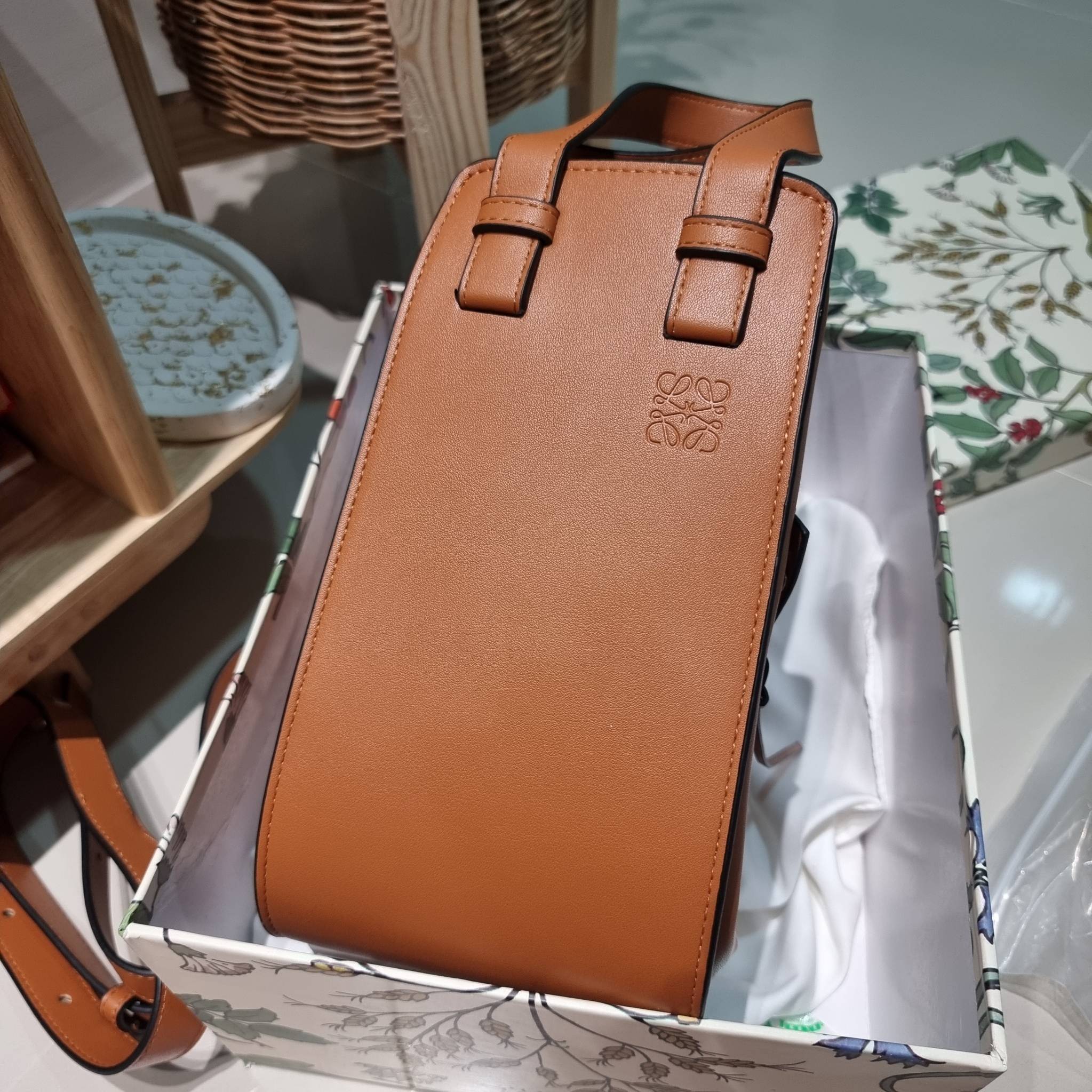 LOEWE SMALL HAMMOCK IN CLASSIC CALFSKIN พร้อมส่ง กระเป๋าสะพายดีไซส์เก๋ สามารถปรับเปลี่ยนรูปทรงได้หลากหลาย มีลูกเล่นทำให้ใช้ได้ไม่มีเบื่อ