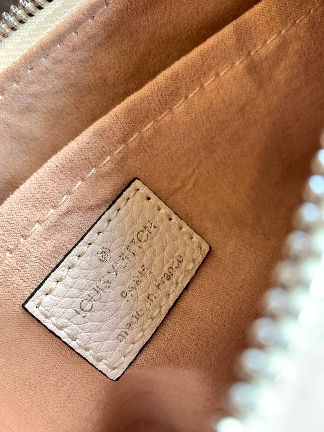 VIP 🥂 LOUIS VUITTON MARELLR EPI LEATHER รุ่นนี้ลายหนังเป็นลายไม้ มีโลโก้แบรนด์แบบฉลุด้านหน้า มาพร้อมกระเป๋าใบลูกแบบซิปจัดเก็บได้ตรงช่องด้านหน้า สามารถถอดออกแยกใช้งานได้ต่างหากนะคะ เปิดปิดกระเป๋าแบบซิป ภายในโล่ง สามารถใส่กระเป๋าเงินใบยาวได้;ของจุกจ