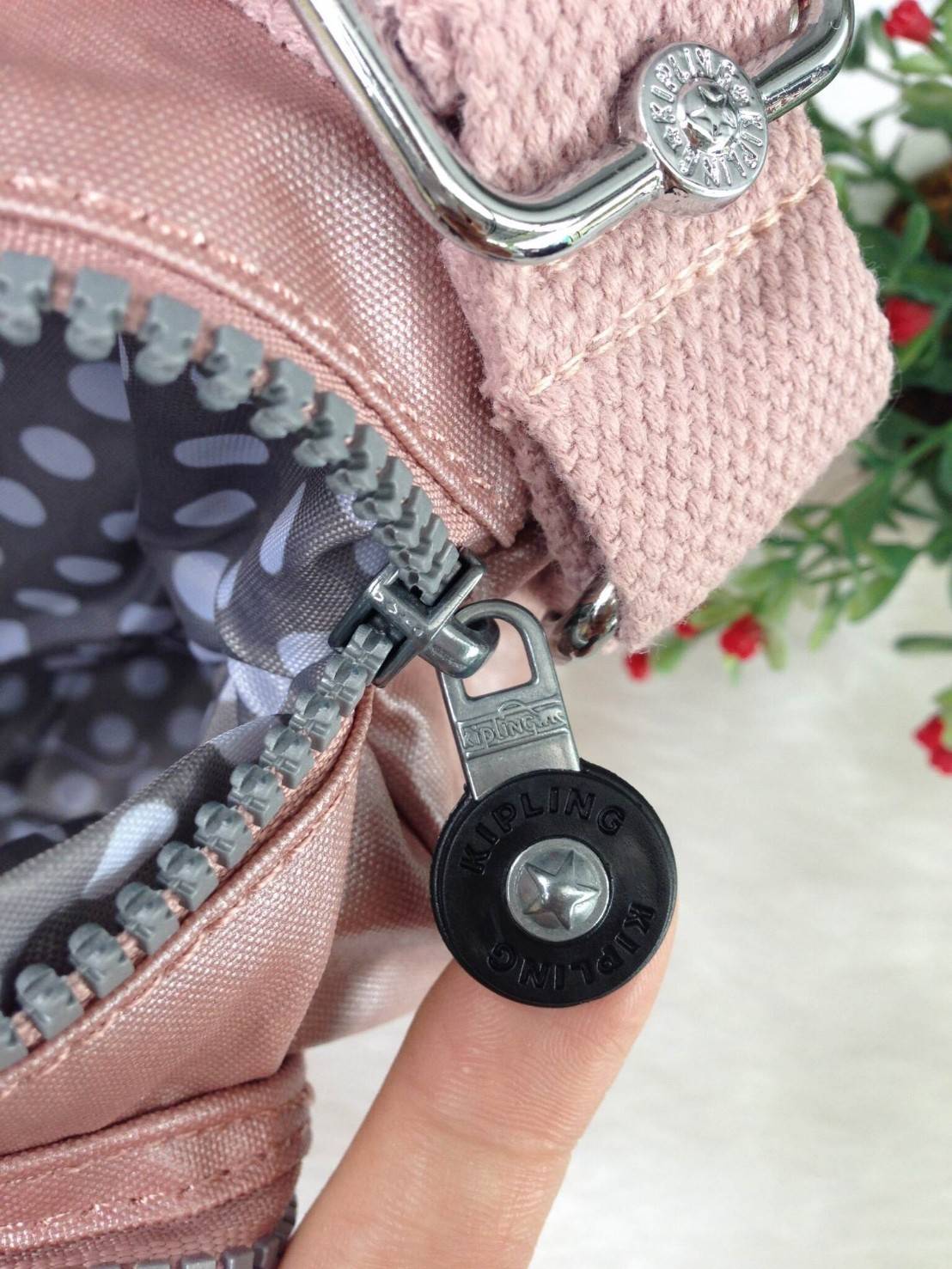 กระเป๋าสะพาย KIPLING รุ่น Reth วัสดุไนล่อนคุณภาพดี มาพร้อมดีไซน์ทันสมัย และสามารถใช้งานได้อย่างดี เข้ากับทุกการแต่งตัว โดดเด่นด้วยพื้นที่ภายในและช่องต่างๆ ที่ให้คุณจัดเก็บของสำคัญได้ครบถ้วน ไม่ว่าจะเป็นมือถือ ปากกา หรือไอเท็มจำเป็นของคุณ สายสามารถปรับและถ