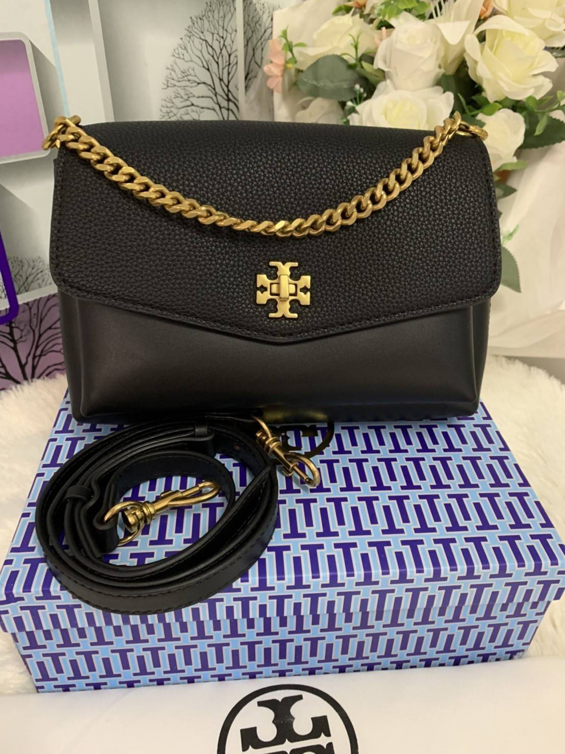 TORY BURCH KIRA MIXED-MATERIALS TOP-HANDLE SATCHEL กระเป๋าสะพายข้าง วัสดุหนังแกะสังเคราะห์ อะไหล่ทอง ด้านหน้าประดับโลโก้แบรนด์ ตกแต่งสายโซ่ห้อยสีทอง (สามารถถอดออกได้) เปิด-ปิดด้วยตัวล็อคหมุน ภายในโล่งกว้าง ซับในบุผ้าลายแบรนด์ แบ่งออกเป็น 3 ช่องใหญ่ พร้อมช