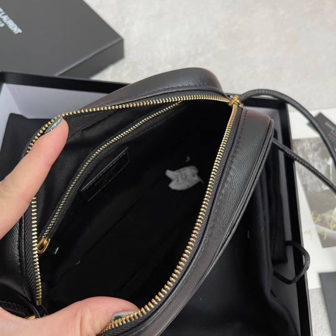 YVES SAINT LAURENT BAG กระเป๋าสะพายสไตล์วินเทจทรงเหลี่ยม งานหนังแท้สวย โทนสีดำคาสสิก หนังฟูสวยมากค่ะ ภายในโล่งจะสะพายไหล่ CROSSBODY ก็ดูดี สินค้ามาพร้อมถุงผ้าและกล่องแบรนด์พร้อมส่งที่ไทยราคาสุดคุ้ม สาวก YSL ห้ามพลาด!