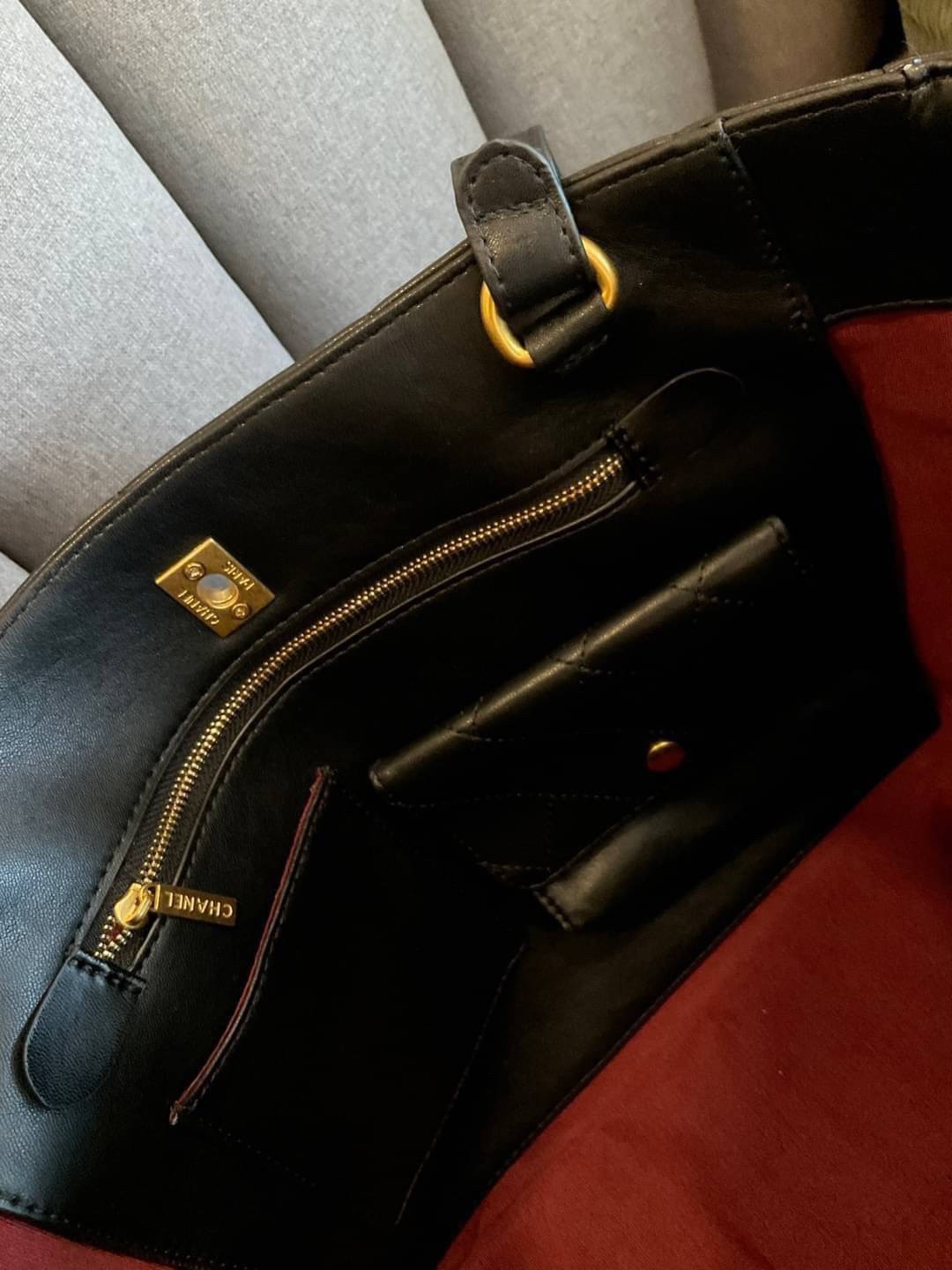 รุ่นใหม่ล่าสุด ทรงที่สาวๆรอคอย CHANEL LEATHER TOTE BAG ไซส์ใหญ่อลัง ตัวกระเป๋าเป็นหนังเต็มใบ เนื้อหนาดีมาก อะไหล่ทองวินเทจ ประดับโลโก้แบรนด์สุดหรู