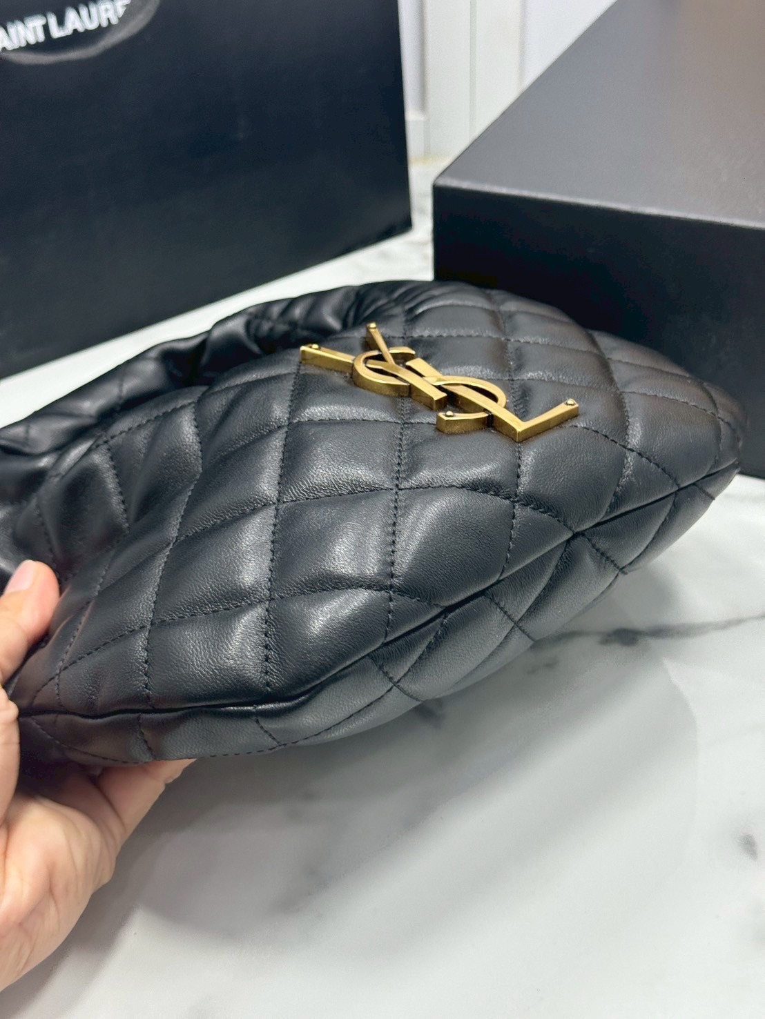 ORI หนังแท้ | YSL ICARINO in quilted nappa 25cm กระเป๋าถือ Icare รุ่นยอดนิยม ปรับไซส์ใช้งานง่าย ดีไซน์ทันสมัย น้ำหนักเบา เรียบหรู โดดเด่นด้วยโลโก้แบรนด์สีทอง