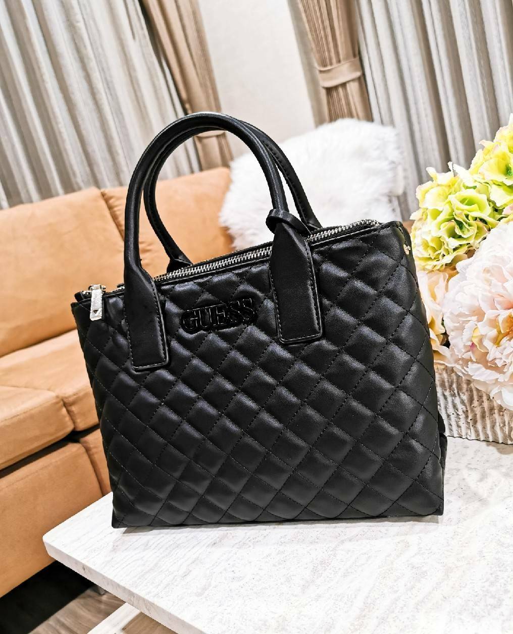 Guess Elliana Quilted-Look Handbag กระเป๋าสะพายรุ่นใหม่ล่าสุดจาก Guess factory วัสดุหนังนิ่มเรียบเดินเส้นลายตารางสวยดูดี ขนาดกำลังดี น้ำหนักเบา ด้านหน้าประดับโลโก้แบรนด์สวยโดดเด่น มีช่องใส่ของหลายช่อง เปิดปิดด้วยกระดุมแม่เหล็กและช่องซิป ภายในโล่งกว้างมีช่