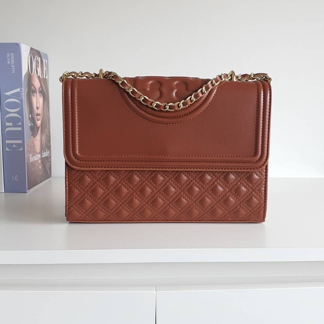 TORY BURCH Fleming Small Convertible Shoulder Bag รุ่นขายดีที่สุดกับ ไอเท็มที่ต้องมีแบรนด์ TORY BURCH มีมาให้ช้อปอีกแล้วค่ะสาวๆ กับทรง CLUCTH & CROSSBODY กระเป๋าสะพายข้างหรือสะพายเป็นครอสบอดี้ ประดับพู่ด้านข้าง