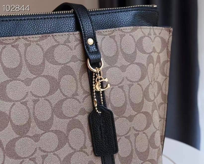 COACH 2319 MAY TOTE IN COLORBLOCK SIGNATURE CANVAS กระเป๋าโท้ท ดีไซน์ใหม่ล่าสุด!! 💕💕 เก๋ตรงปากกระเป๋า คล้ายกระเป๋าซ้อนในตัว สีตัดกับตัวกระเป๋าได้อย่างลงตัว ทรงสวย ใบใหญ่ใส่ของได้เยอะ เปิด-ปิดด้วยซิป รูดใช้งานง่าย ภายในโล่งกว้าง ด้านหลังมีช