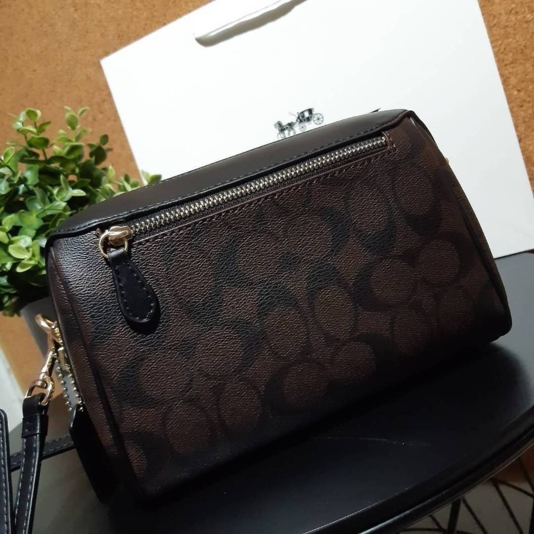 COACH BENNETT CROSSBODY IN SIGNATURE CANVAS กระเป๋าสะพายข้าง รุ่นหมอนไร้หูในตำนาน!! คัมแบคจ้า กลายเป็นรุ่นที่ตามหากันไปแล้วน้า ด้วยทรงที่คลาสสิค บวกดีไซน์เรียบแต่แฝงความหรู ใครๆก็หลงรักแหละ!! ดูออก!! วัสดุหนังแคนวาสเคลือบคุณภาพดี เปิด-ปิดด้วยซิป มาพร้อมสา