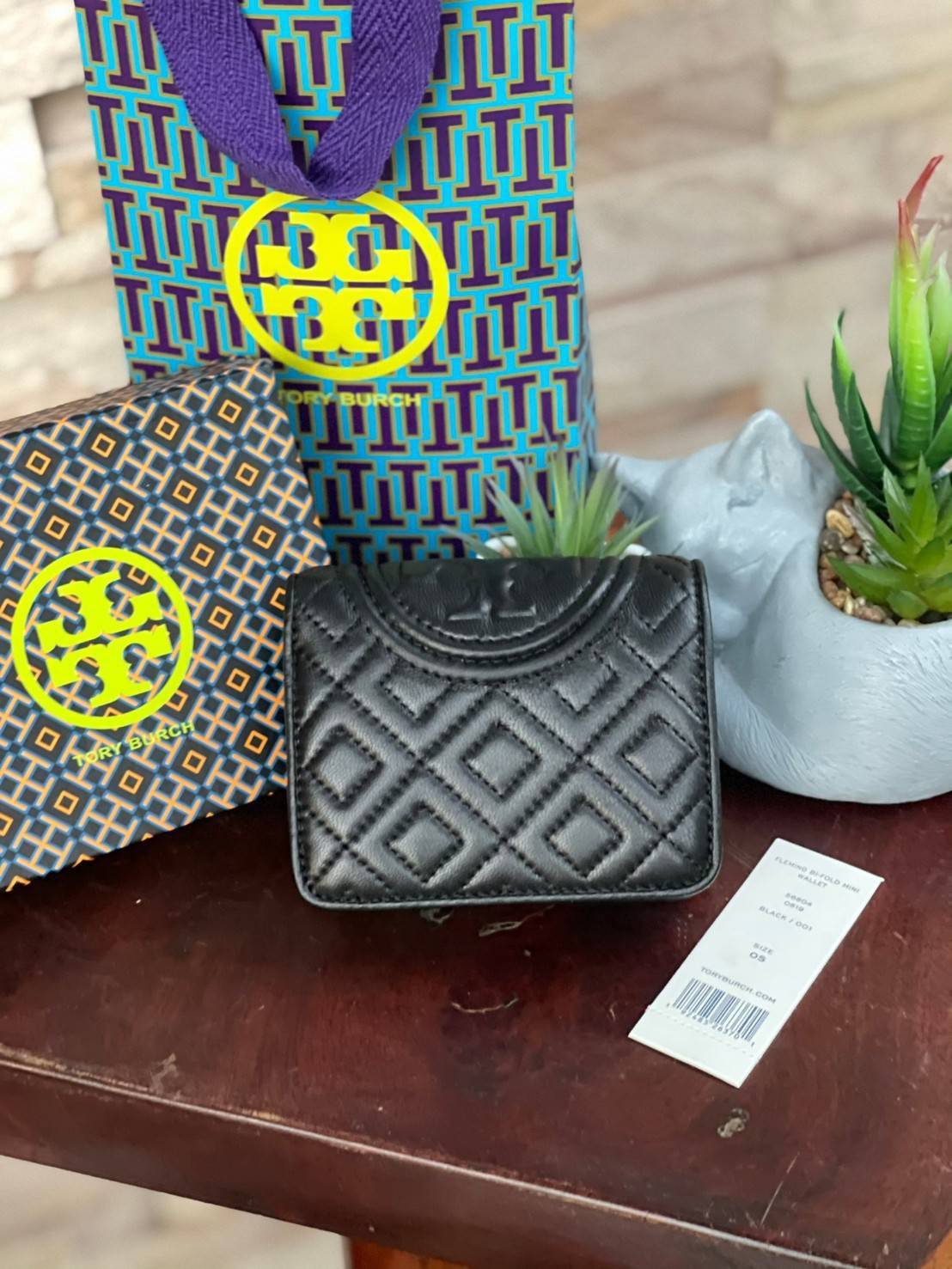 ของแท้ 💯% Tory burch fleming bifold mini wallet กระเป๋าสตางค์ทรงพับ2ตอนที่มีฟังก์ชั่นครบ ทั้งใส่การด์ เหรียญและธนบัตรได้ ดีเทลลายตารางเย็บสองชั้น