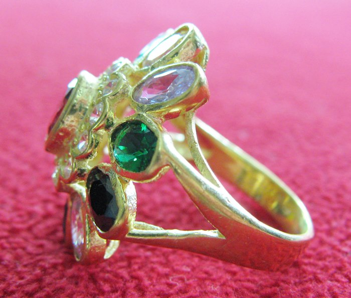 แหวนพลอย10สี รูปดอกไม้ ทองเหลือง แบบ2ค่ะ