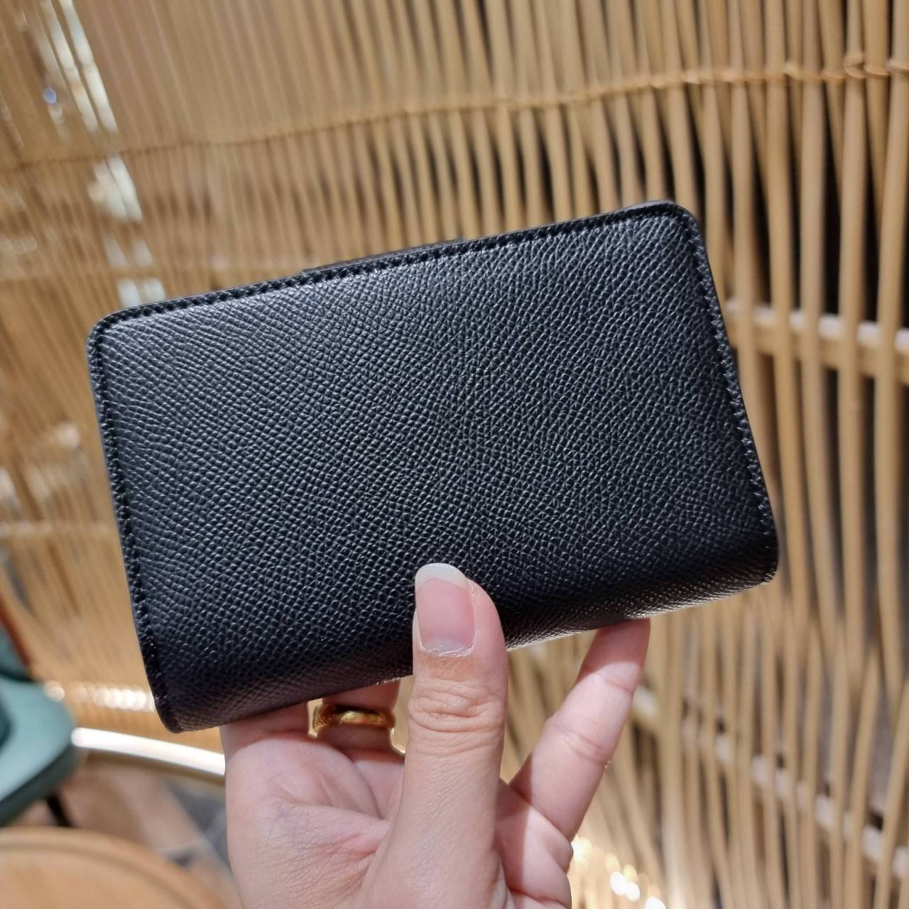 COACH 6390 MEDIUM CORNER ZIP WALLET เดอะเบสท์รุ่นที่สาวๆตามหา!! ดีไซน์ใหม่ สวยสะกด!! กระเป๋าสตางค์ใบกลาง สีคลาสสิค เรียบแต่แฝงความหรู บอกเลยว่ามันละมุนมาก!! ด้วยวัสดุหนัง crossgrain ที่ดูแลรักษาง่าย และยังดูผู้ดี ถือใช้แล้วขับผิวทุกสี ภายในมีช่องใส่บัตรแล