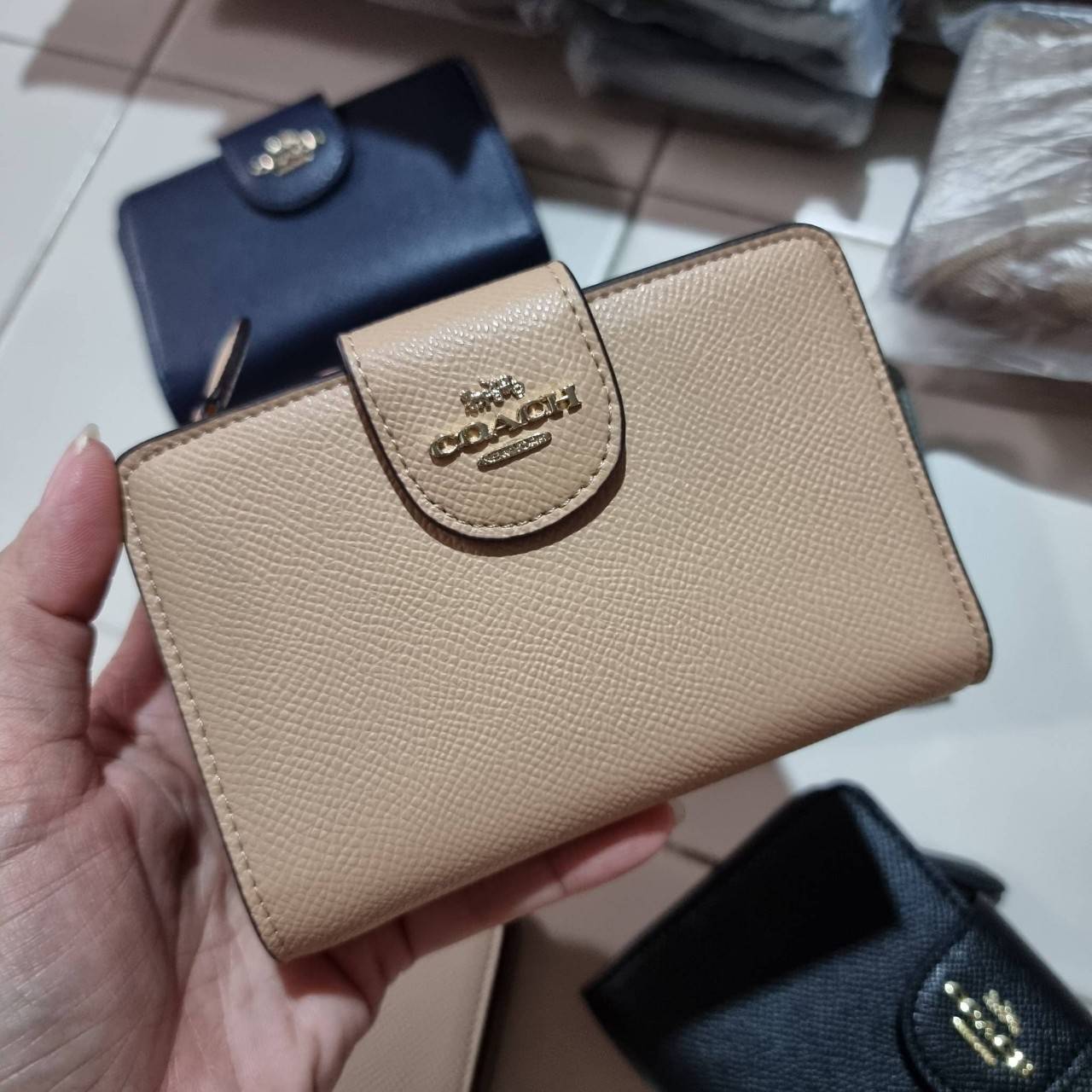COACH 6390 MEDIUM CORNER ZIP WALLET เดอะเบสท์รุ่นที่สาวๆตามหา!! ดีไซน์ใหม่ สวยสะกด!! กระเป๋าสตางค์ใบกลาง สีคลาสสิค เรียบแต่แฝงความหรู บอกเลยว่ามันละมุนมาก!! ด้วยวัสดุหนัง crossgrain ที่ดูแลรักษาง่าย และยังดูผู้ดี ถือใช้แล้วขับผิวทุกสี ภายในมีช่องใส่บัตรแล