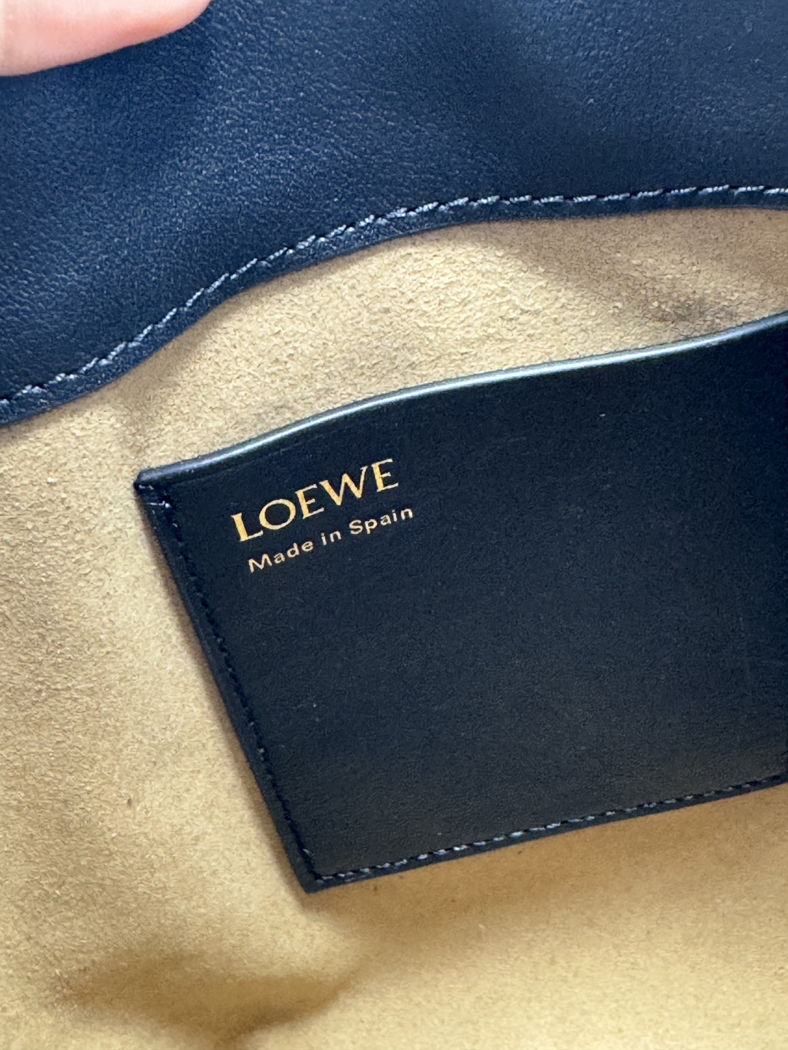 ORI หนังแท้ | LOEWE pebble pouch in smooth กระเป๋าทรงโท้ทดีไซน์คลาสสิค เรียบง่ายแต่ดูแพง มีระดับสุดๆ แต่งหมุดปั้มโลโก้แบรนด์สีทองสวยโดดเด่น เหมาะเป็นไอเท็ม everyday bag จริงๆ