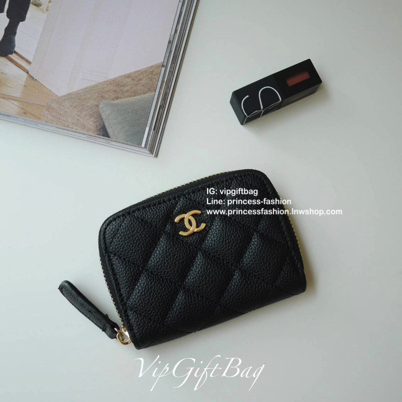 พร้อมส่งที่ไทยแล้วค่ะ♡♡ กับ กระเป๋าสตางค์ใบสั้น แนะนำรุ่นนี้คะ งานพรีเมี่ยมกิ้ฟท์จากเค้าเตอร์ต่างประเทศ **ทรงมินิน่ารักกก หนังสัมผัสลายด้าน จากแบรนด์ CHANEL (GWP) ด้านหน้ามีโลโก้แบรนด์ CC สีทองหรู **อะไหล่สีทองทั้งใบ เปิดปิดด้วยซิปมีที่จับหน