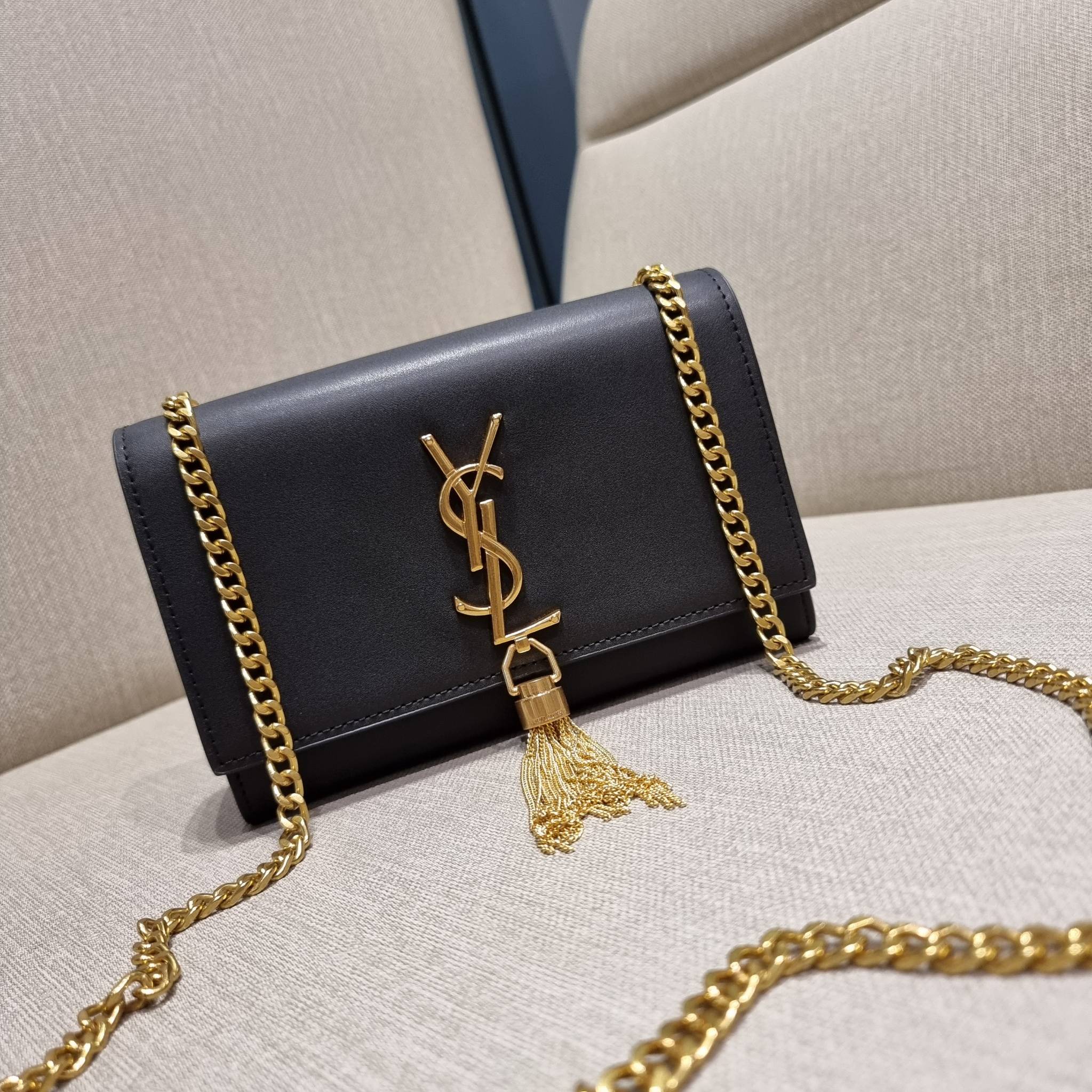 Yves Saint laurent small kate bag สุดหรู ทรง woc ที่แสนจะฮอตปรอทแตก ดีไซน์เรียบ แต่แอบมีดีเทลความหรูที่พู่ห้อยสีทองโดดเด่น เพิ่มความแพงอีกหนึ่ง วัสดุหนังแท้สัมผัสดีงาม ใช้งานง่ายเพียงแค่เปิด-ปิดด้วยกระดุมแม่เหล็ก ภายในเป็นช่องโล่ง มีช่องใส่บัตร ใส่มือถือ 