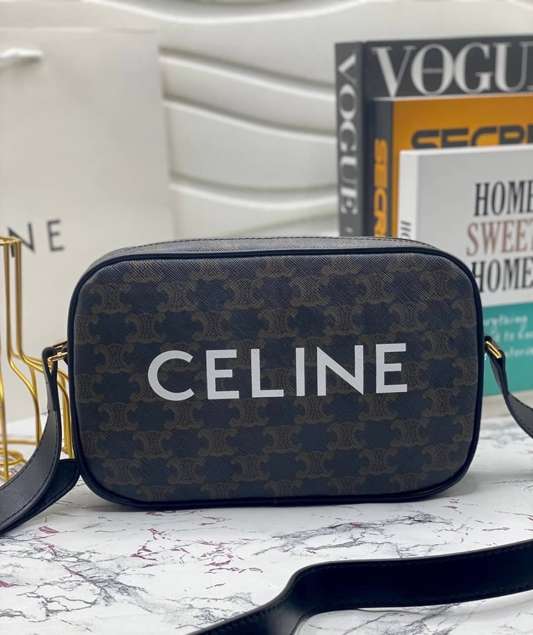 CELINE Medium Messenger Bag in Triomphe Canvas with Celine Print / Celine Camera Bag กระเป๋าทรงครอสบอดี้ ใช้ได้ทั้งชายหญิง ขนาดกลางกำลังดี น้ำหนักเบา