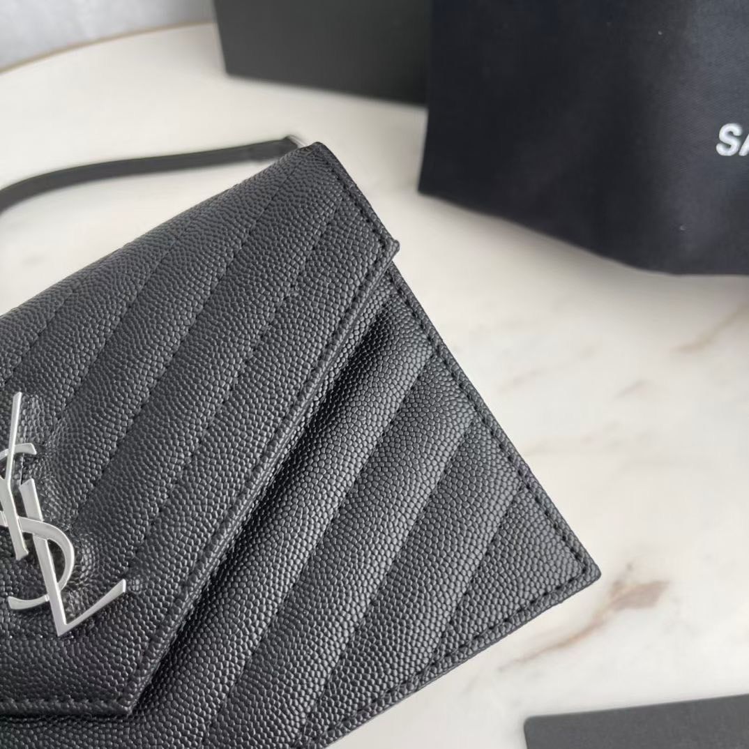 VIP 】หนังแท้ YSL Saint Laurent Envelope WOC 7.5” กระเป๋าเงิน wallet on chain ที่มาพร้อมสายสะพายแบบโซ่ ขนาด 7.5” หนังวัวติดโลโก้ YSL มีทั้งอะไหล่เงิน ทอง และดำ ด้านในมีช่องซิป และช่องใส่การ์ด 6 ช่อง เรียบหรู คลาสสิคมากๆ เลยค่ะ