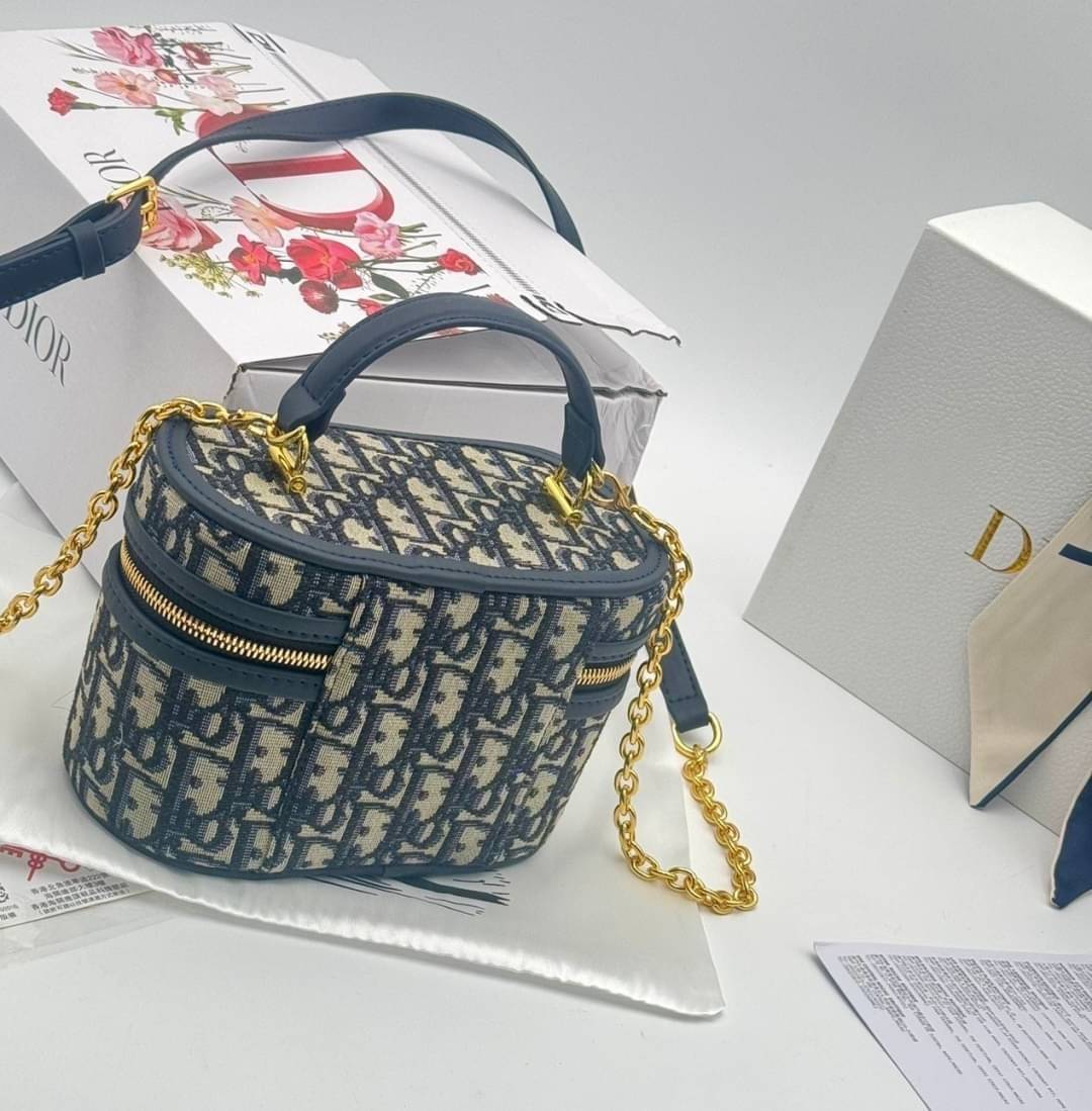 DIOR Mini 30 Montaigne Beauty Case Jacquard Oblique blue กระเป๋าถือ/สะพาย ใส่เครื่องสำอางค์ทรงกล่องสวย ใช้เป็น everyday bag ได้ทุกวัน พกของสำคัญก็ยังได้ ดีไซน์เป็นเอกลักษณ์