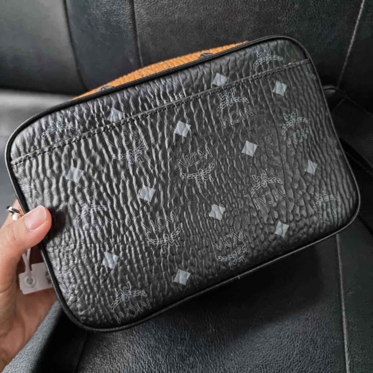 M.C.M KLASSIK CROSSBODY IN VISETOS MIX คลาสสิคสมชื่อ!! กระเป๋าสะพายข้างทรงครอสบอดี้ ดีไซน์มิกซ์แอนด์แมทช์สุดคูล ใหม่ล่าสุด เท่ได้ไม่ซ้ำใคร โลโก้โลหะรมดำดูมีเสน่ห์ วัสดุหนังแคนวาสคุณภาพดี มีช่องหลัก 2 ช่อง เปิด-ปิดด้วยซิป ด้านหลังมีช่องย่อยอีกหนึ่ง ภายในโล