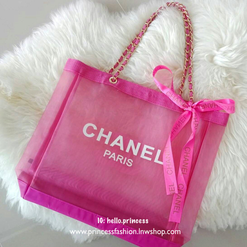 พร้อมส่งความสวยหรู สีชมพูน่ารัก 💕 Chanel Shopping Bag With Ribbin กระเป๋าสะพายใบใหญ่ทรง Shopping Bag Limited Edition พรีเมี่ยมกิ้ฟของแท้นำเข้าจาก Chanel Perfume Counter ของแท้100% ใบใหญ่วัสดุ Nylon โปร่ง♡ *อะไหล่ทอง ปั้มโลโก้ CHANEL สีขาว เ