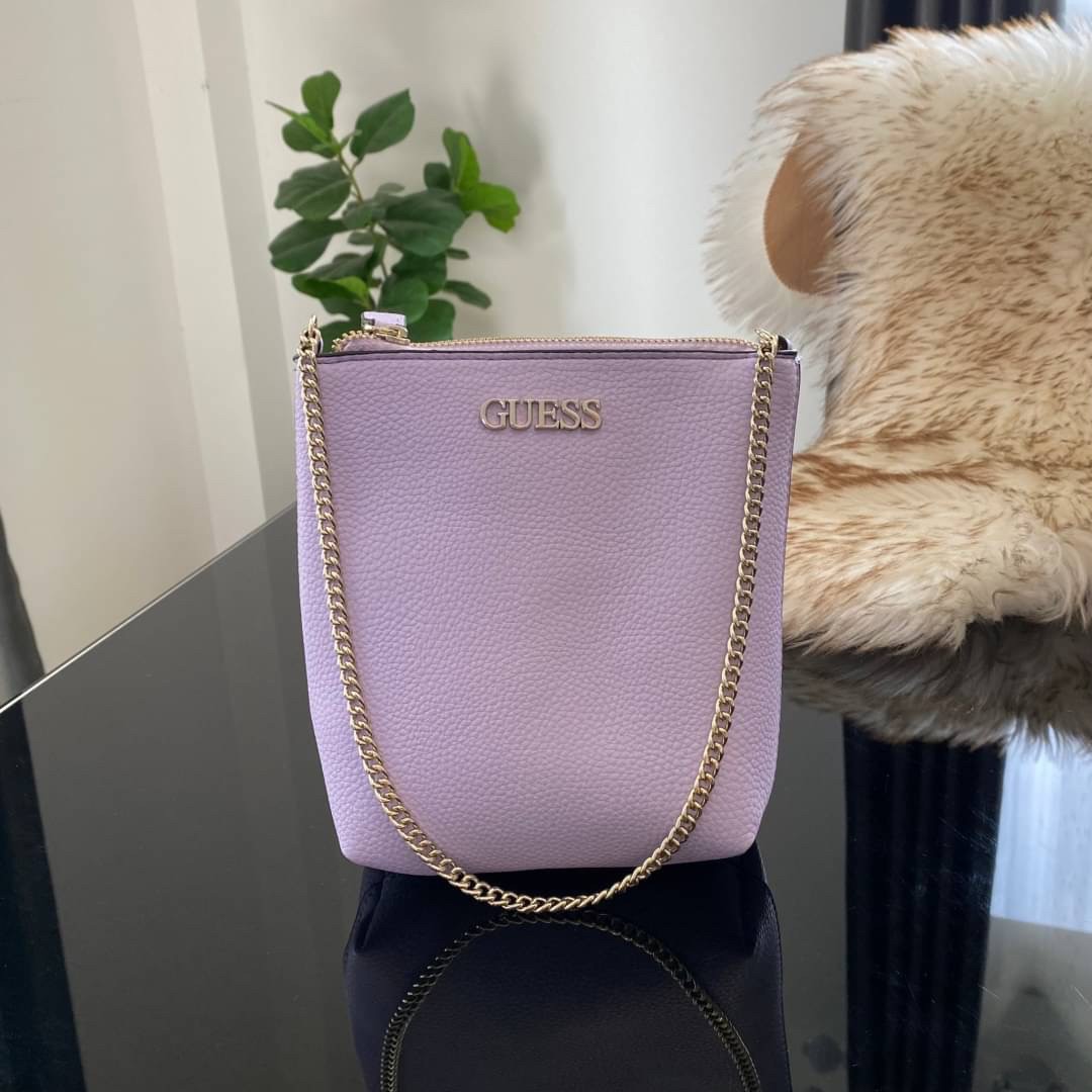 Guess Amara Bucket Handbag ซื้อ 1 ได้ถึง 2 กระเป๋ารุ่นใหม่ล่าสุดทรงถังสุดน่ารัก พิมพ์ลายรอบใบ วัสดุหนังนิ่มคุณภาพดี นิ่ม น้ำหนักเบา ด้านหน้าประดับด้วยโลโก้แบรนด์สวยโดดเด่น เปิด-ปิดด้วยด้วยตัวคล้องอะไหล่เงินสะดวกใช้ ด้านในโล่ง มีสายยาวปรับระดับได้มาให้ มาพ