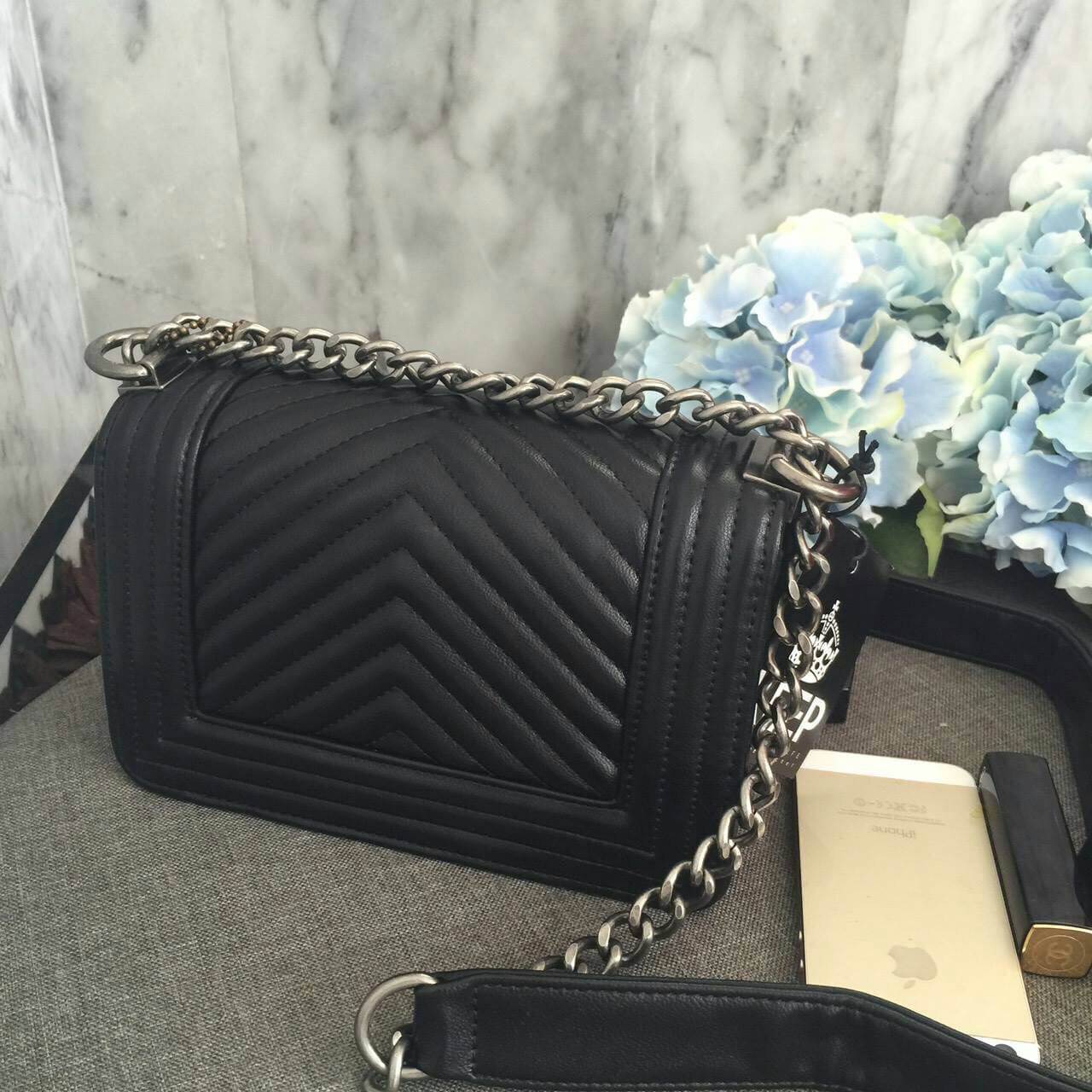 New Arrival!! Keep chain medium shoulder bag กระเป๋าทรงยอดฮิตคะ รุ่นนี้รับประกันความสวย ตัวกระเป๋าหนังเนื้อดี ขนาดกะทัดรัด ภายในสีแดง มีช่องใส่ของจุกจิก สายโซ่ปรับได้ 2 แบบทั้งสายสั้น สายยาว สะพายพาดลำตัวได้คะ น่ารักมาก ใส่ มิกส์ ได้ง่ายกับทุกชุด ใบนี้แนะ