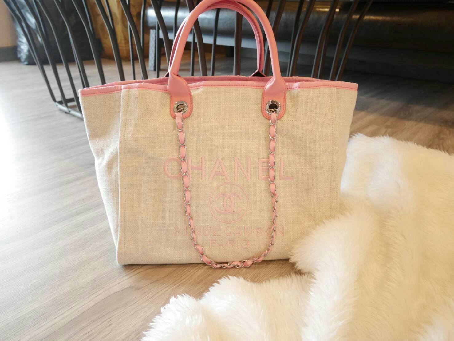 ถามกันมาเยอะมาก จัดมาให้สาวๆละค้า กับ Chanel Canvas tote bag ในรุปแบบของงาน premium gift จากแบรนด์ Chanel กระเป๋าสะพายเนื้อ canvas หนา มีซับในอย่างดี ด้านหน้าปักโลโก้แบรนด์สุดหรู หูหิ้วมี 2 แบบน้า คือ แบบสายหนัง และสายโซ่ (สามารถถอดออกได้คะ) จุของได้เยอะม