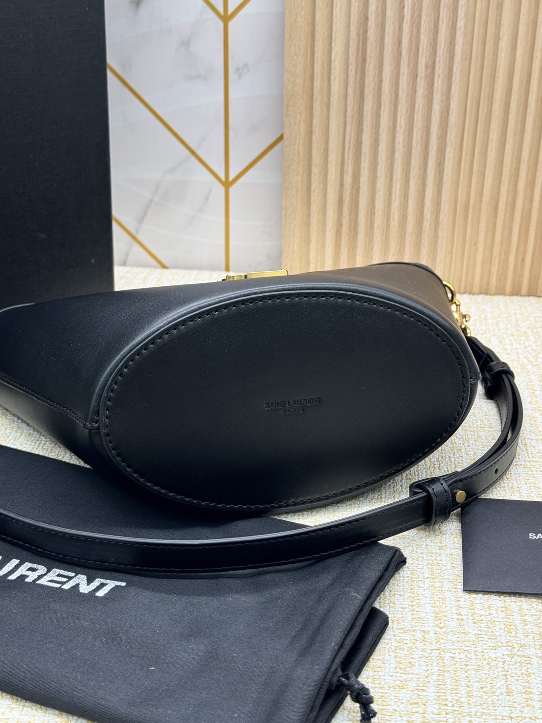 YSL CELIA MINI TOTE IN SMOOTH LEATHER / YSL Bucket Bag กระเป๋าสะพายทรงโท้ทมือจับในตัว รุ่นใหม่ทันสมัย งานหนังเต็มใบ เกรดออริ 1:1 ใช้งานต่างประเทศได้