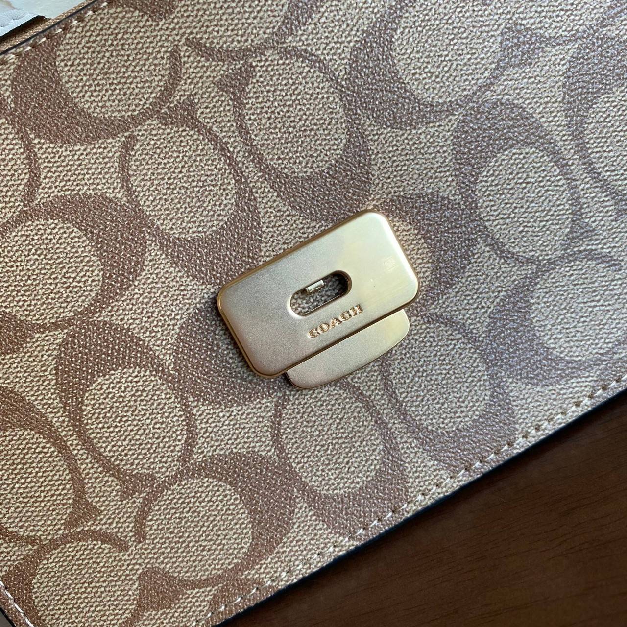 COACH C5592 MINI BRYNN CROSSBODY IN SIGNATURE CANVAS กระเป๋าถือ กระเป๋าสะพาย ไซร์มินิ ลุคคุณหนูสุดเก๋ จะถือเป็นครัชหรือสะพายเป็นครอสบอดี้สุดชิลๆได้หมด วัสดุหนังแคนวาสคุณภาพ ตกแต่งดีเทลหรูด้วยหนังแท้ อะไหล่สีทอง งานสวย เปิด-ปิด ด้วยตัวกด-ล๊อคแบบอัตโนมัติ ด