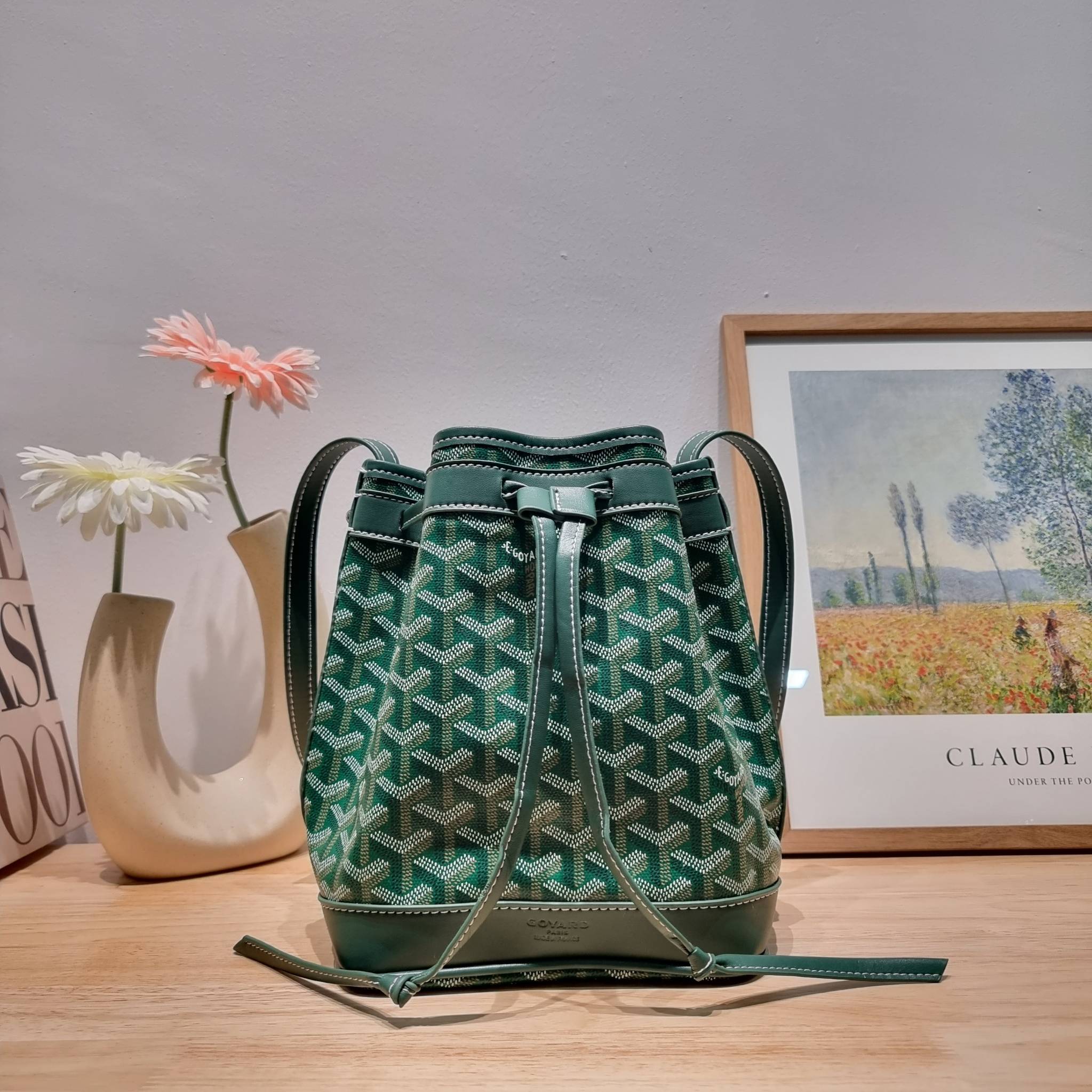 GOYARD PETITE FLOT BUCKET BAG กระเป๋าสะพายทรงบัคเก็ต ที่ดีไซน์สะดวกต่อชีวิตมาก รูปทรงคลาสสิค ดีไซน์เป็นเอกลักษณ์ สดใสทุกสี ดูผู้ดีในตัว วัสดุหนังแคนวาสพิมพ์ลายสวยคม ปากกระเป๋ารูดเปิด-ปิดได้ตามชอบ ภายในเป็นช่องโล่ง ใส่กระเป๋าสตางค์ มือถือ ได้ครบถ้วน มาพร้อ