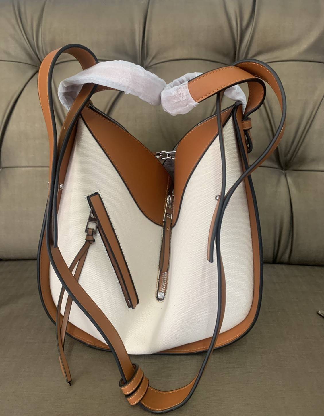 Loewe Hammock Bag / Loewe Small Hammock Tan Ken Price La Palme Edition / กระเป๋าสไตล์แคชชวล พิมพ์ลายต้นปาล์ม