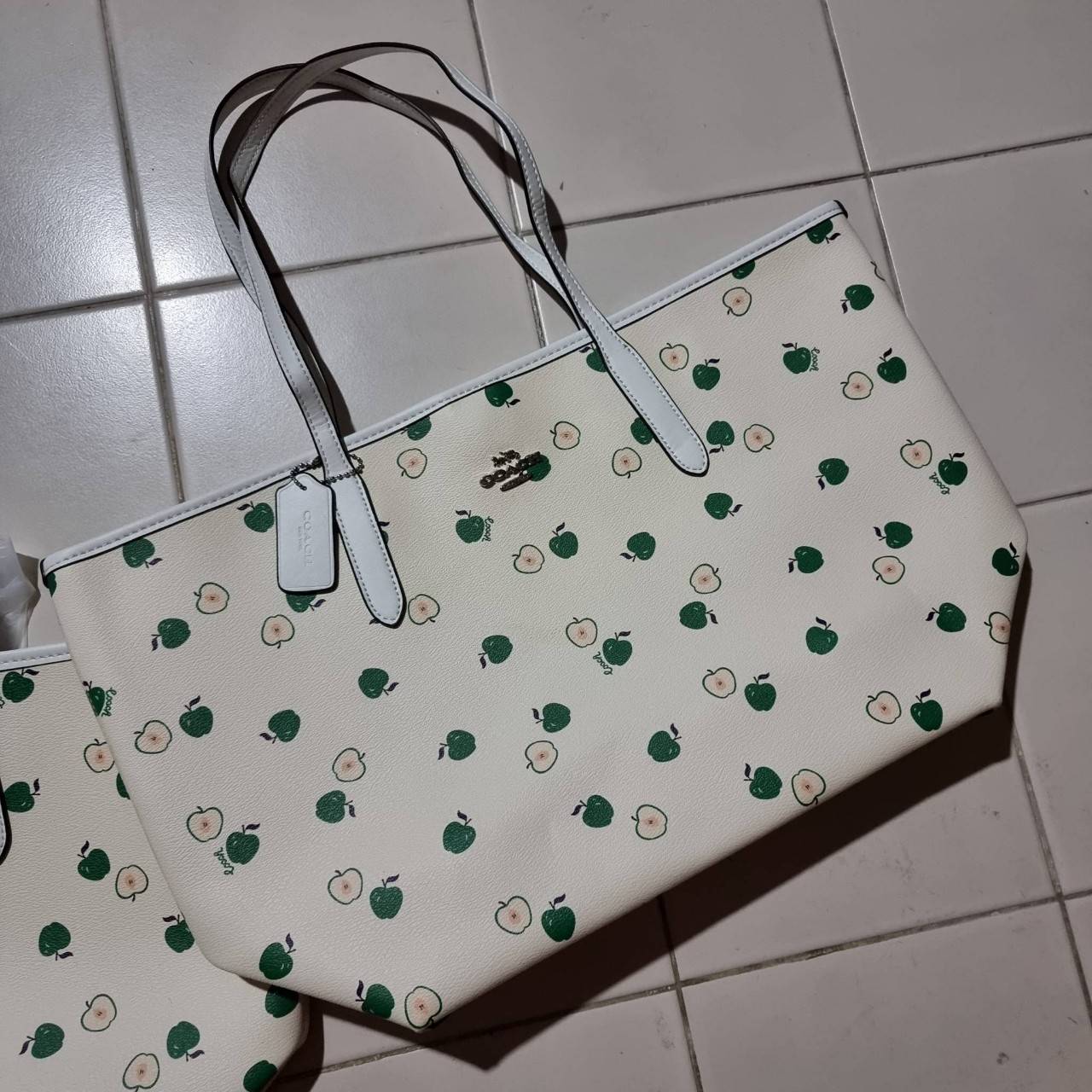 OUTLET 】COACH C4119 CITY TOTE WITH APPLE PRINT COACH CITY TOTE WITH POPSICLE PRINT C4277 แจกความน่ารักสดใส ด้วย 2 รุ่น กับเหล่าแอปเปิ้ลเขียวที่ยกมาทั้งสวน!! และลวดลายไอศครีมโทนชมพูแสนหวาน ดีไซน์ดึงดูดความสนใจได้ดีเลยทีเดียว กระเป๋าทรงช็อปปิ้งใบใหญ่ ที่จุย