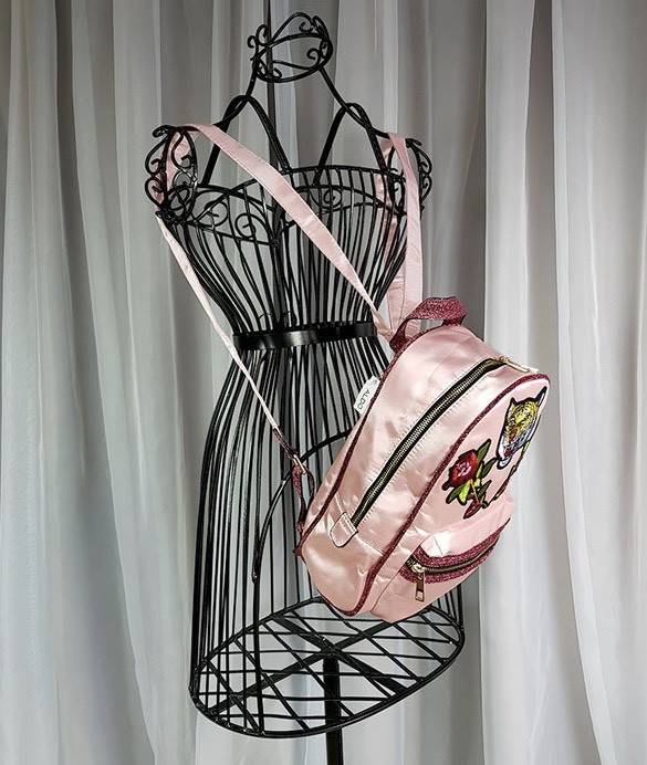 ALDO Grawn Satin Backpack with Tiger&Rose Patches กระเป๋าเป้สะพายหลังจาก ALDO แบรนด์ดังแคนนาดา ดีไซน์สุดชิคปักลายเสือและดอกไม้สวยทั้ง2สี ด้านหน้ามี 1 ช่องซิป เปิดปิดด้วยซิปคู่สะดวกใช้ ภายในมีโลโก้ ช่องซิปและช่องใส่ของ จุได้เยอะ ใส่ ipad ได้ น้ำหนักเบา หูจ