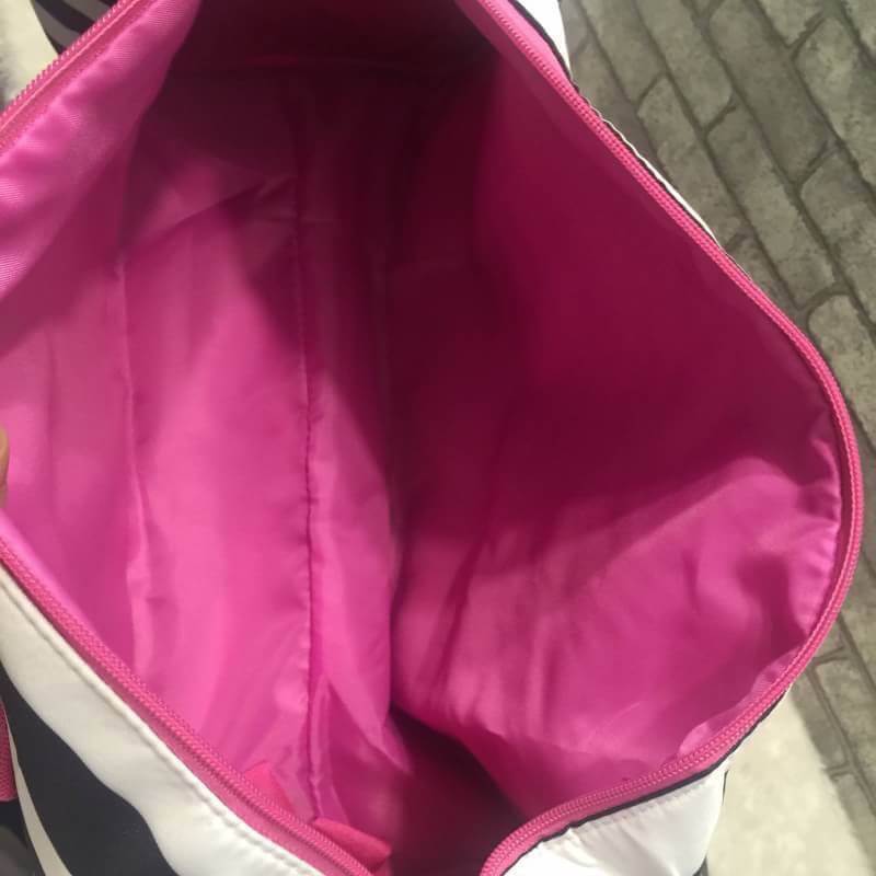 Victoria's Secret กระเป๋าเดินทาง สุด chic น่ารัก ลายทางสุดเก๋ หูจับ และสายสะพายยาวปรับสายได้ สีชมพู จะใส่เสื้อผ้าอุปกรณ์ไปฟิตเนส โยคะ ก็คุ้มค่าเลยจ้า