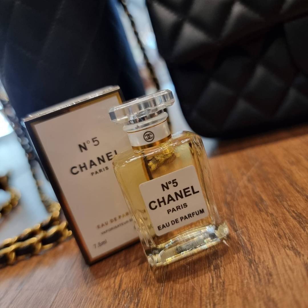 VIP 🥂 เซ็ทคือที่สุดของความคุ้ม CHANEL GIFT BOX SET สุดหรูชวนให้สะสม สุดยอดไอเท็มหายากพร้อมเสิร์ฟครบชุด สุดคุ้ม มาพร้อมกระเป๋าสะพายถึง 2 ใบ สุดหรูลิมิเต็ด หาไม่ได้ง่ายๆ ในคอลเลคชั่นภายในสีทอง และที่พิเศษยังมีน้ำหอมตัวท็อปมาให้อีก chanel no.5 ที่แสน