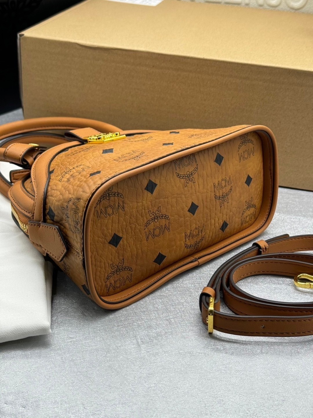 M.C.M TRACY TOTE IN VISETOS กระเป๋าถือ/สะพายข้าง ทรงยูนีคโดดเด่น น่าใช้ หูจับในตัว เกรดออริ สลับแท้ 1:1 ใช้งานต่างประเทศได้