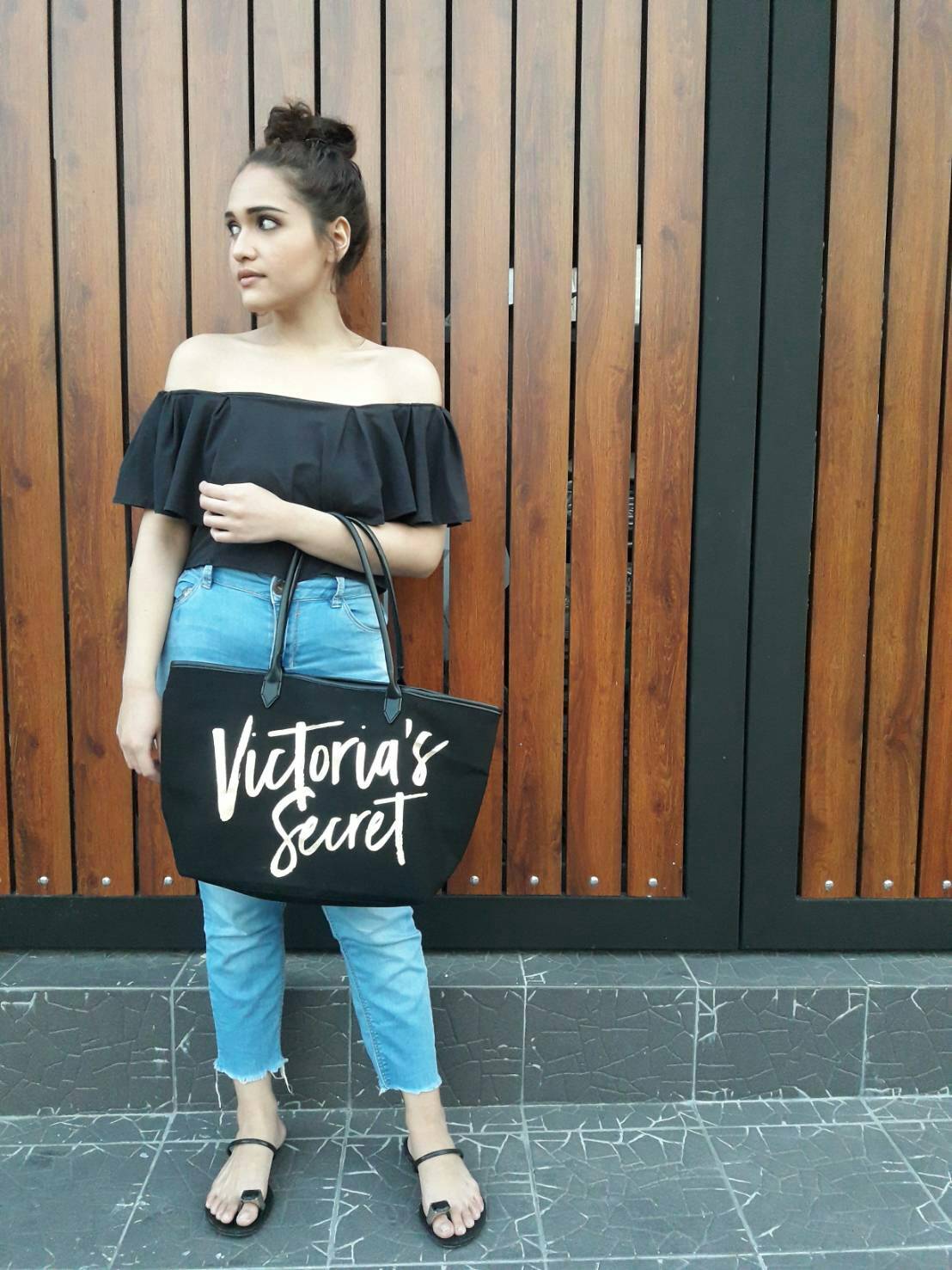 New Arrival! Victoria's Secret Canvas Large Tote Bag♡ กระเป๋าสะพายใบใหญ่ จุของได้คุ้ม! วัสดุทำจากผ้า canvas เต็มใบ ด้านหน้าแต่งโลโก้แบรนด์สีทอง สวยวับ! ด้านในบุผ้าปั้มลายเสือ มีของใส่ของจุกจิกค้า จะถือไปเที่ยวทะเลสักคืนสองคืน ใบนี้เอาอยู่คะ