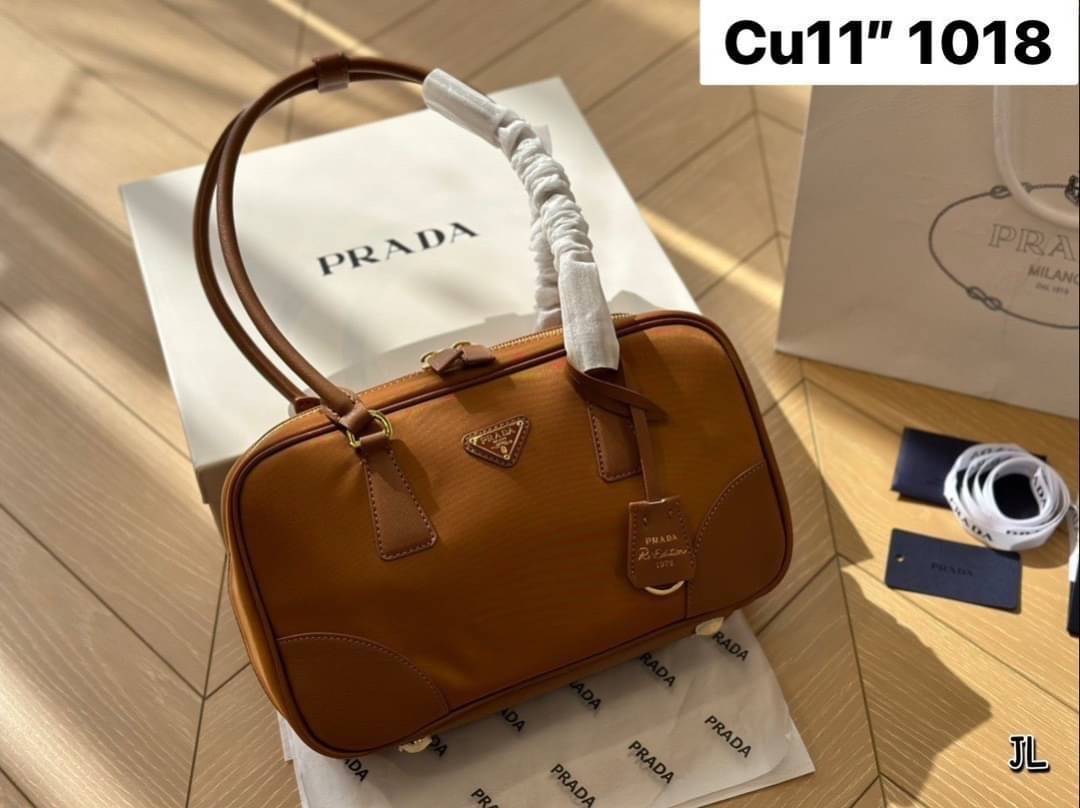 PRADA Re-Edition 1978 medium Re-Nylon two-handle bag กระเป๋าสะพายไหล่ทรงคลาสสิค ไอเท็มสุดปัง ที่ฮิตตลอดกาลไม่ว่าจะปีไหนๆ เหมาะเป็น everyday bag มากๆ